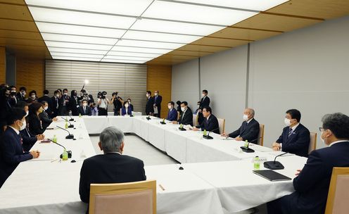 Photograph of the Prime Minister wrapping up a meeting (3)