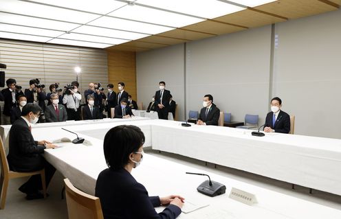 Photograph of the Prime Minister attending a meeting (2)