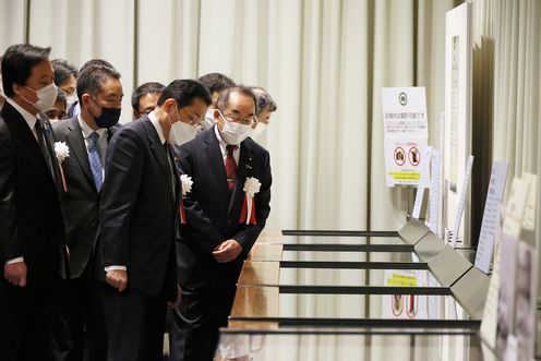 Photograph of the Prime Minister having a preview of the special exhibition (1)