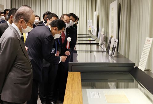 Photograph of the Prime Minister having a preview of the special exhibition (2)