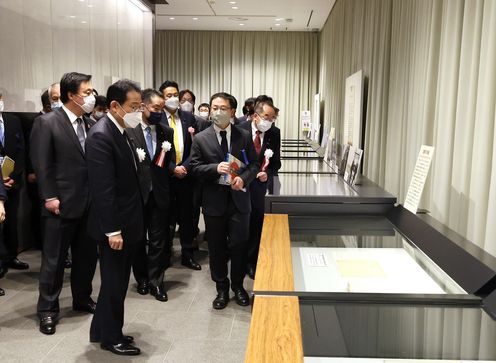 Photograph of the Prime Minister having a preview of the special exhibition (4)