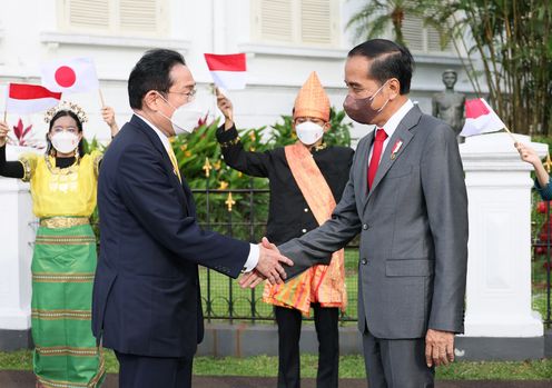 Photograph of the Prime Minister being welcomed by President Joko
