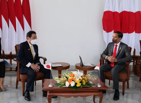 Photograph of the Japan-Indonesia Summit Meeting (tete-a-tete meeting)