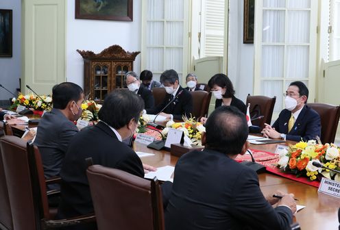 Photograph of the Japan-Indonesia Summit Meeting (plenary meeting)