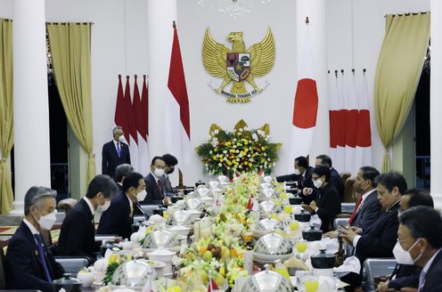 Photograph of a dinner hosted by President Joko and his wife