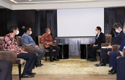 Photograph of the Prime Minister receiving a courtesy call from former students to Japan