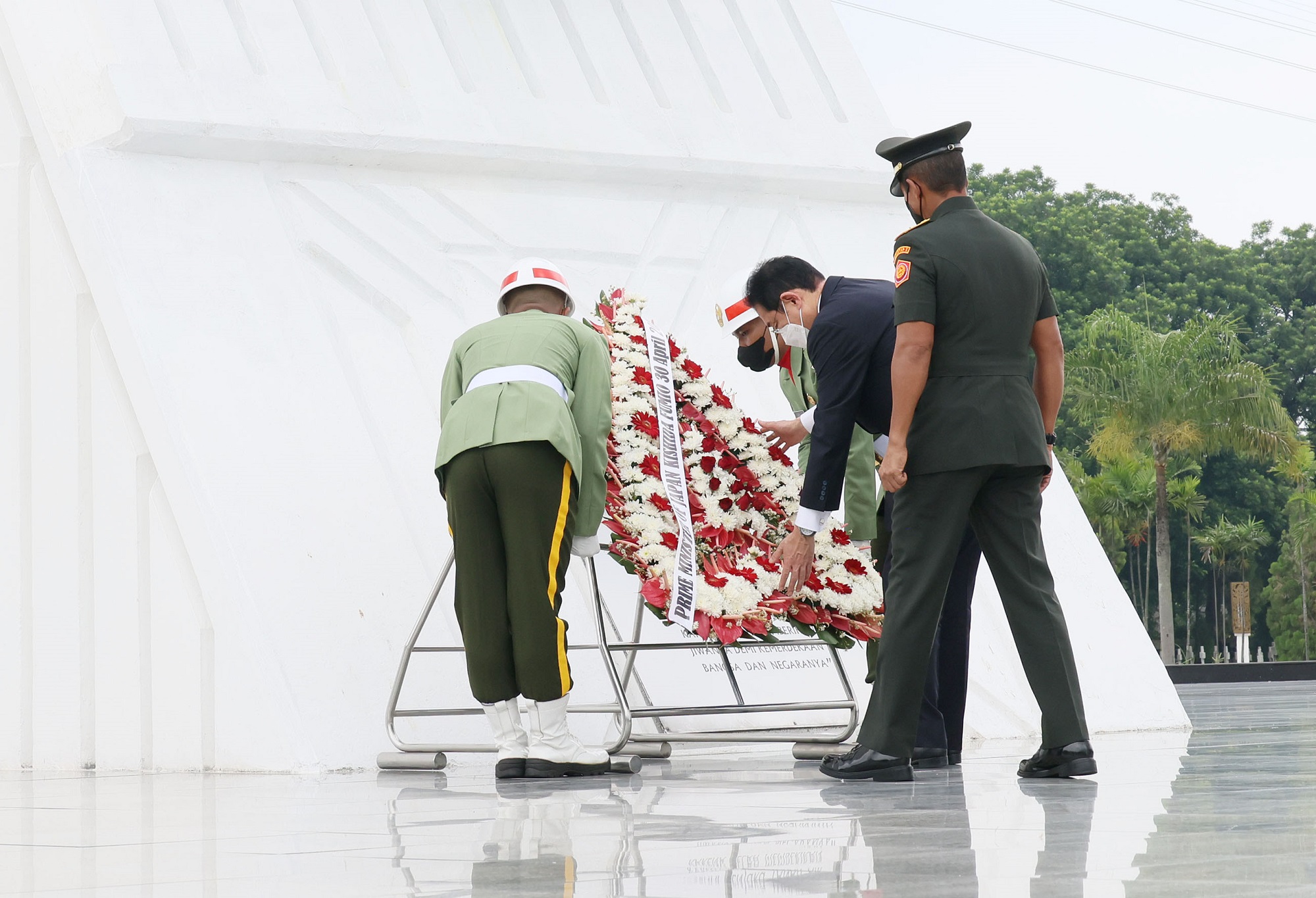 Photograph of the Prime Minister offering flowers at the Kalibata Heroes Cemetery