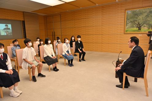 Photograph of the Prime Minister being interviewed by junior reporters (photo courtesy of Children’s Newspaper Summit)