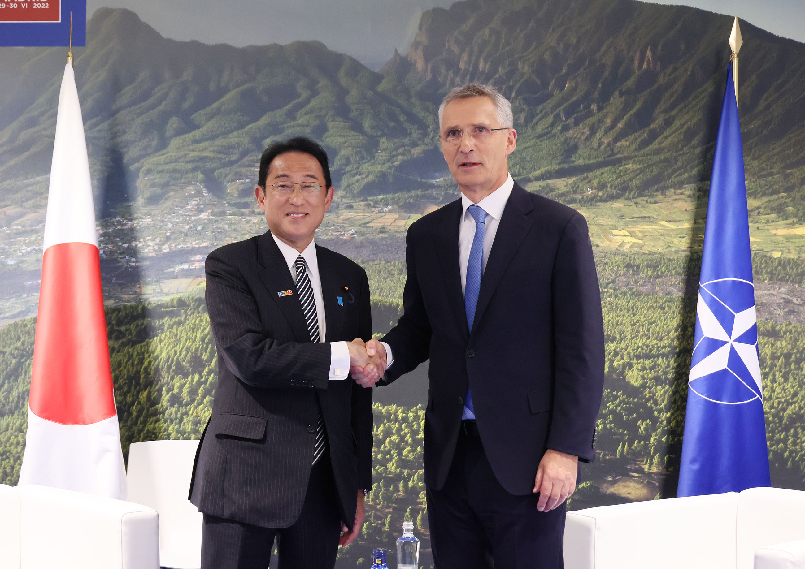 Prime Minister Kishida holding a meeting with NATO Secretary General Stoltenberg (1)