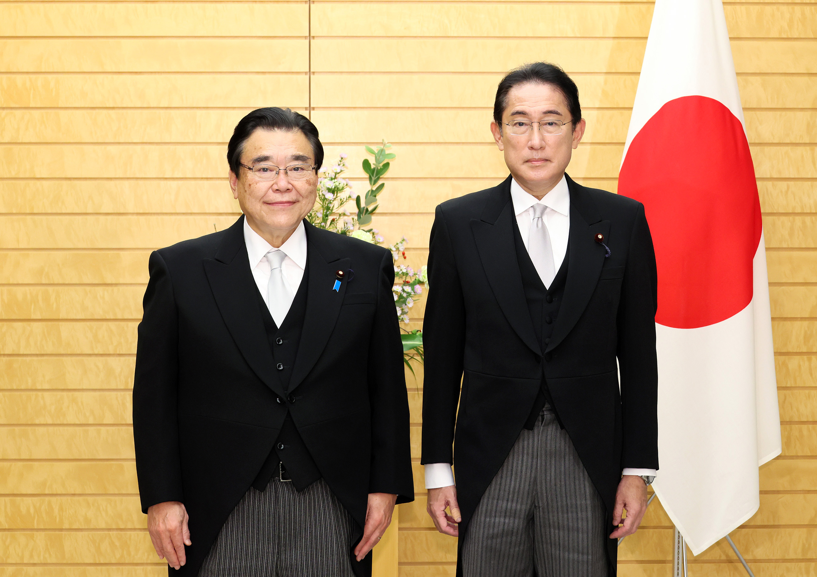 Photograph of the Prime Minister attending a photograph session with Minister Goto (1)