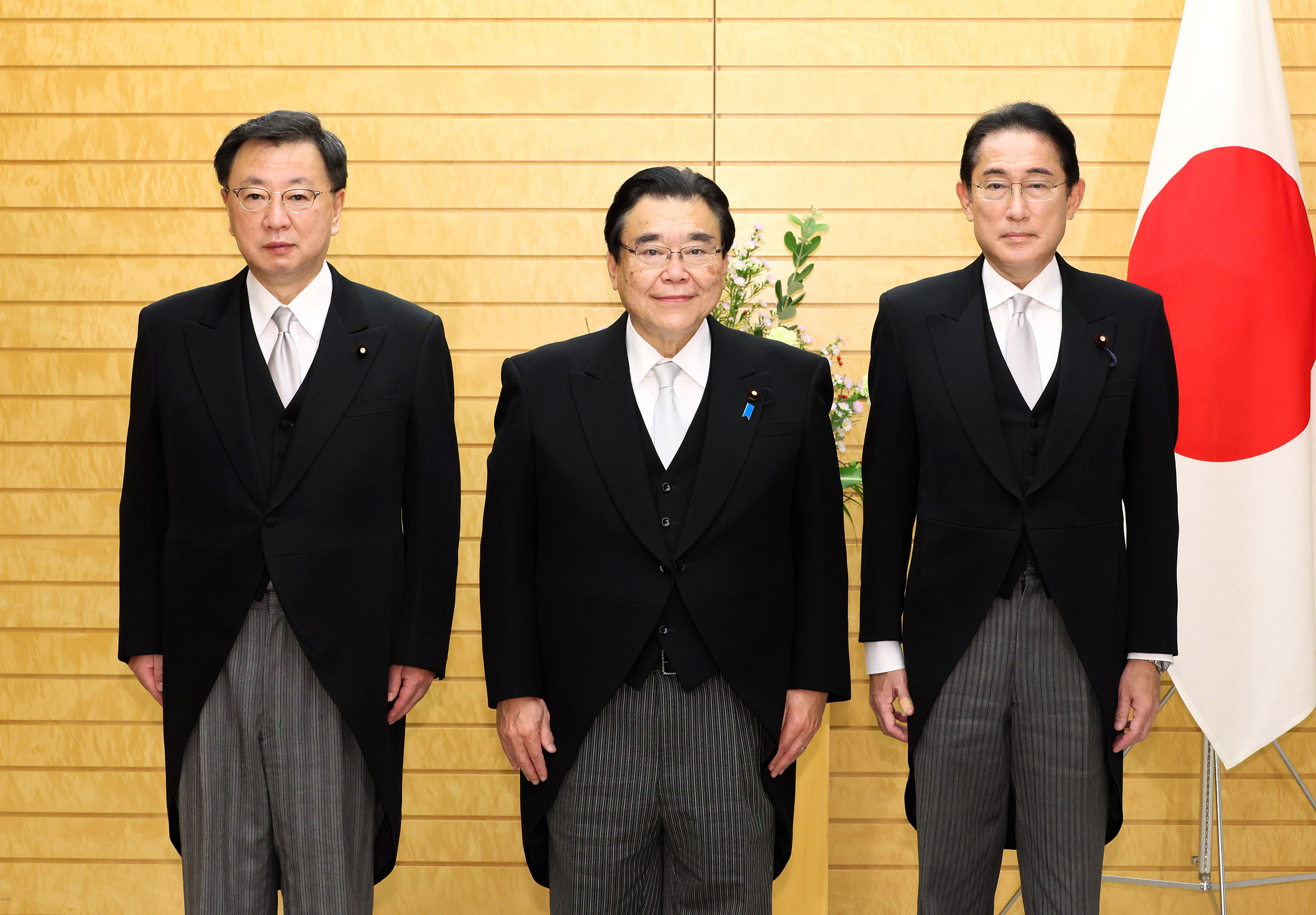 Photograph of the Prime Minister attending a photograph session with Minister Goto (3)