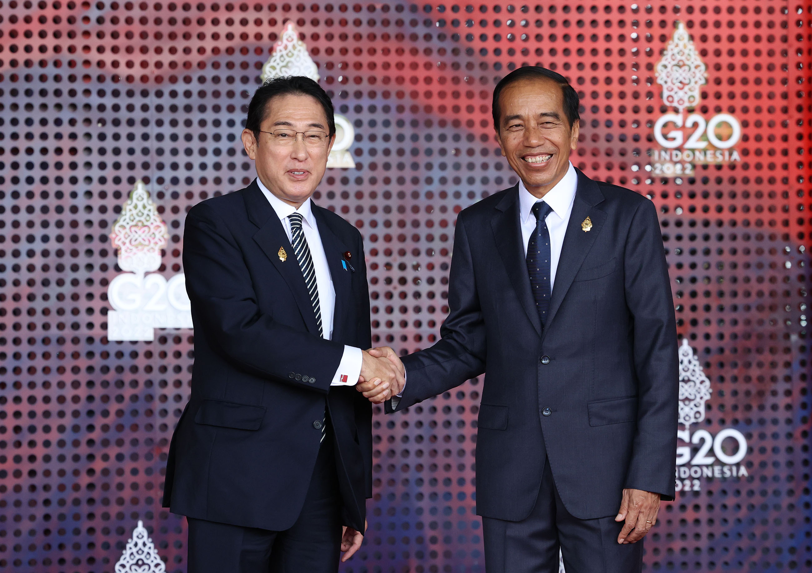 Prime Minister Kishida being welcomed by President Joko Widodo of Indonesia