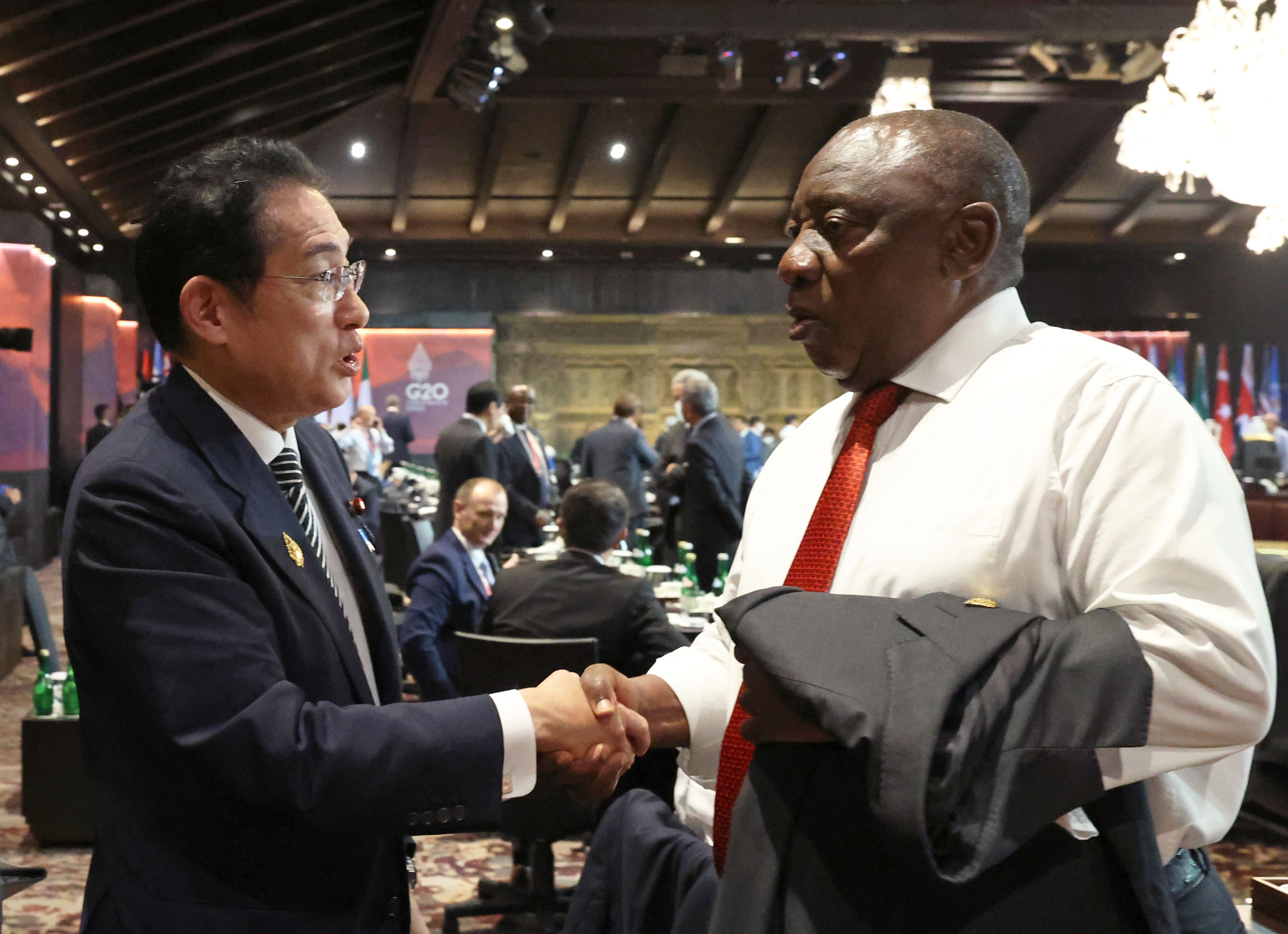 Prime Minister Kishida holding informal talks with President Matamela Cyril Ramaphosa of South Africa