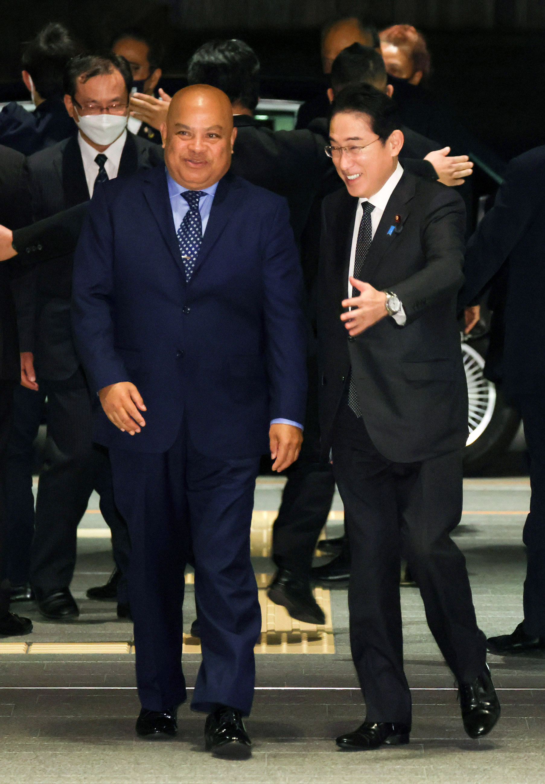 Prime Minister Kishida welcoming President Panuelo of Micronesia
