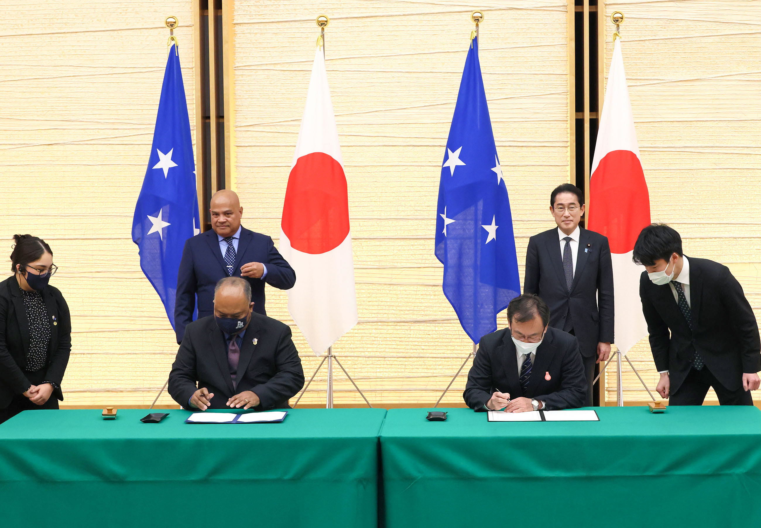 Signing and exchange of documents ceremony (1)