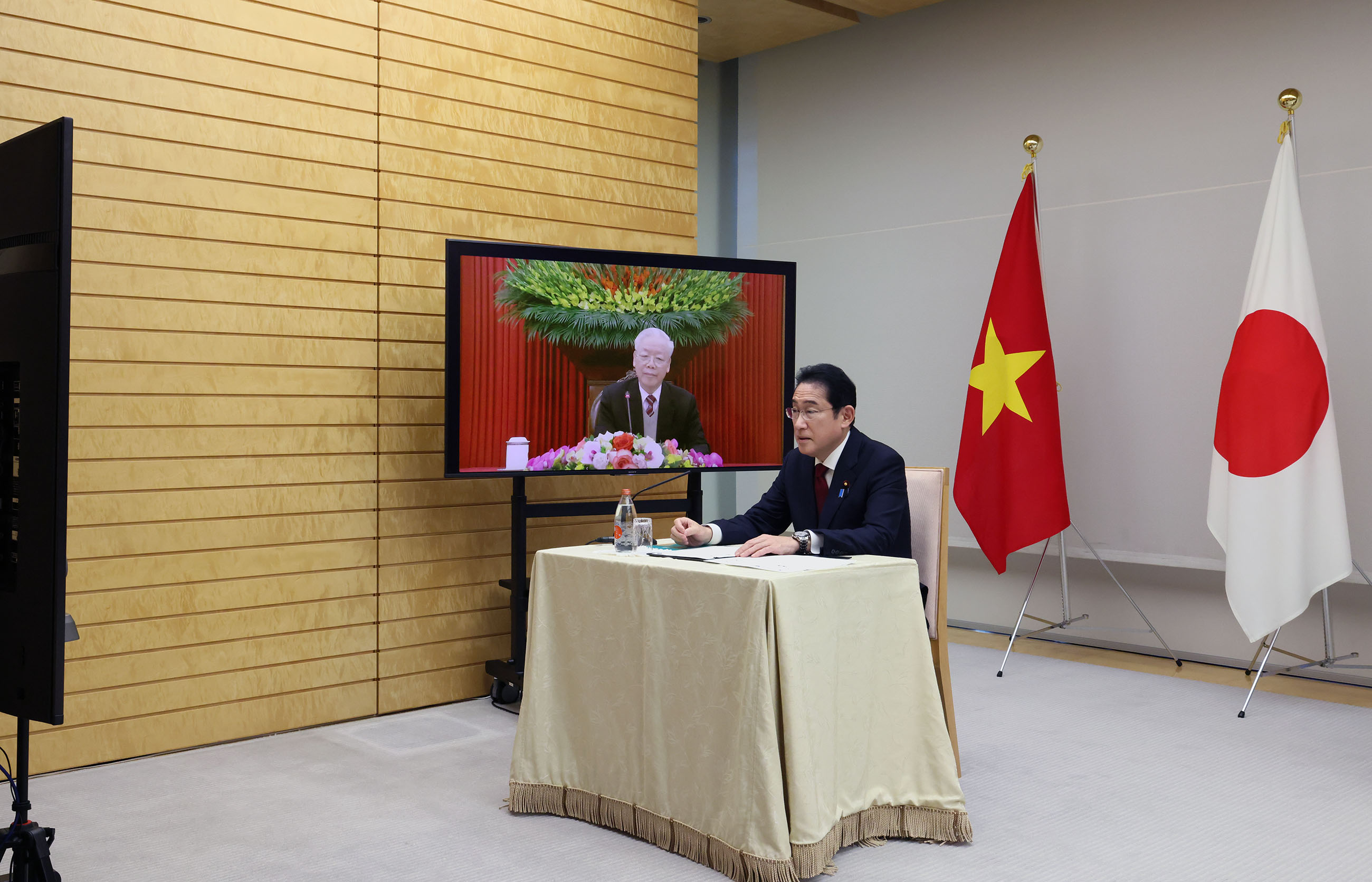 Prime Minister Kishida holding a video conference meeting with Nguyen Phu Trong of Vietnam (2)