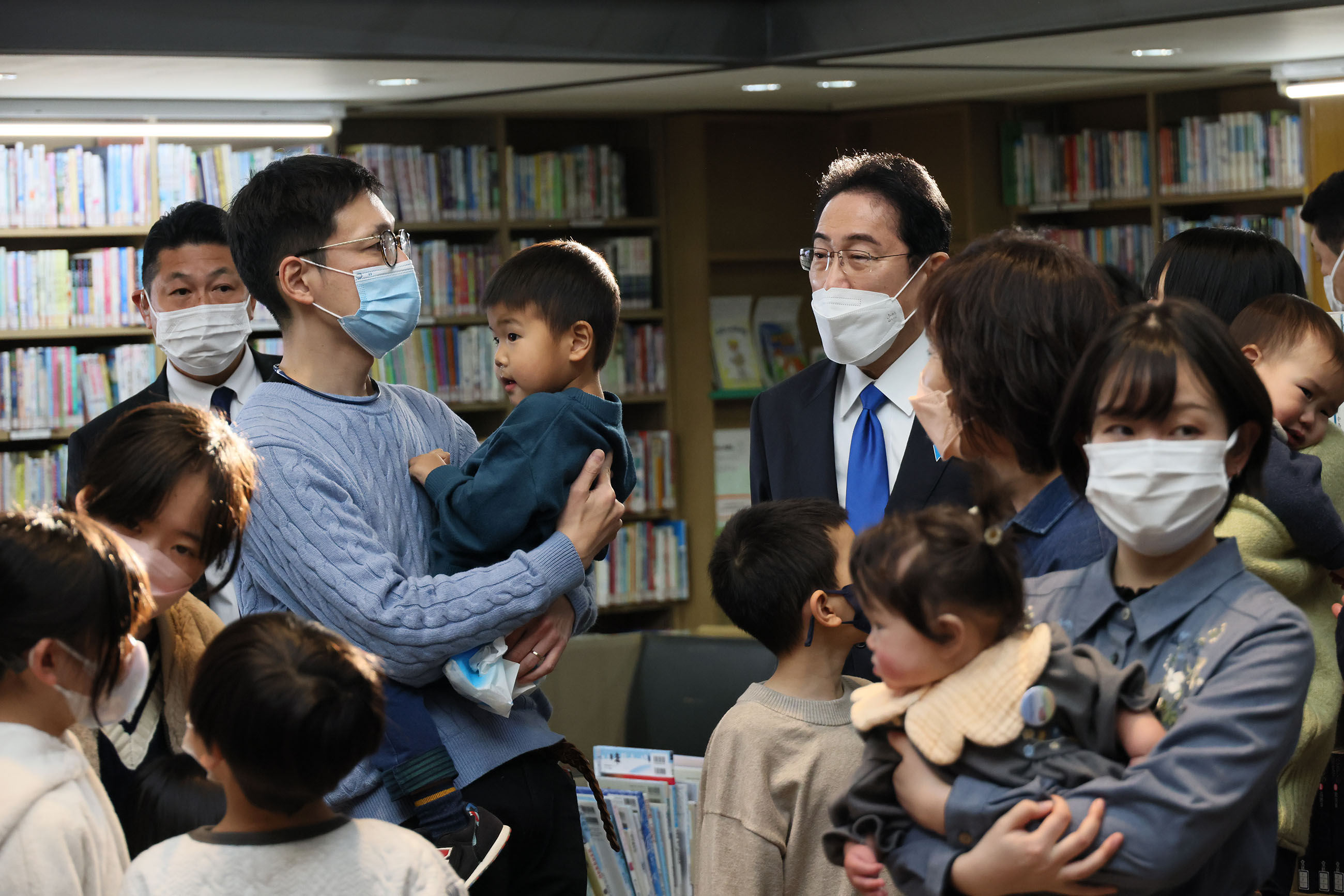 Prime Minster Kishida talking with participants in a public dialogue on policies related to children (1)