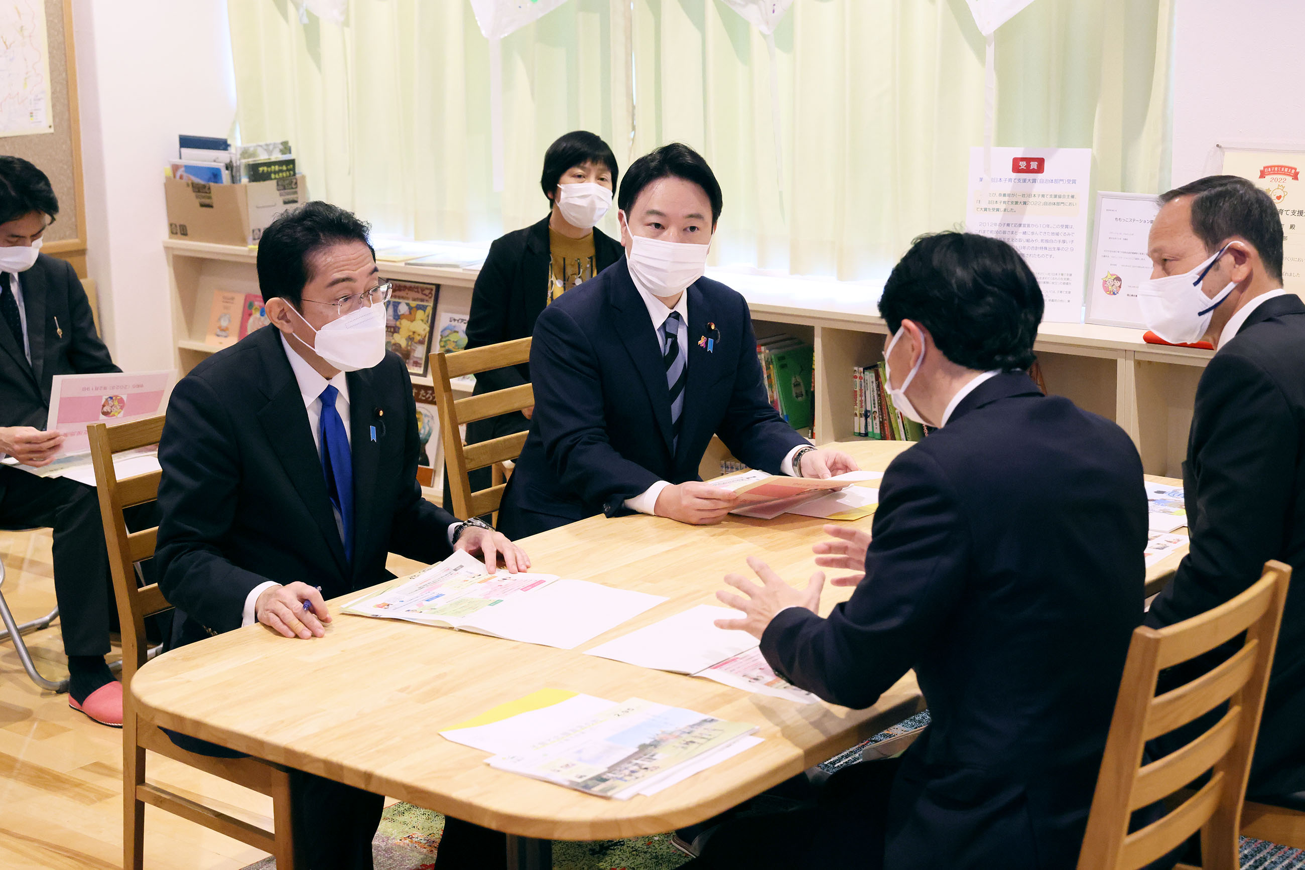 Prime Minister Kishida receiving an explanation on child-rearing policies (2)
