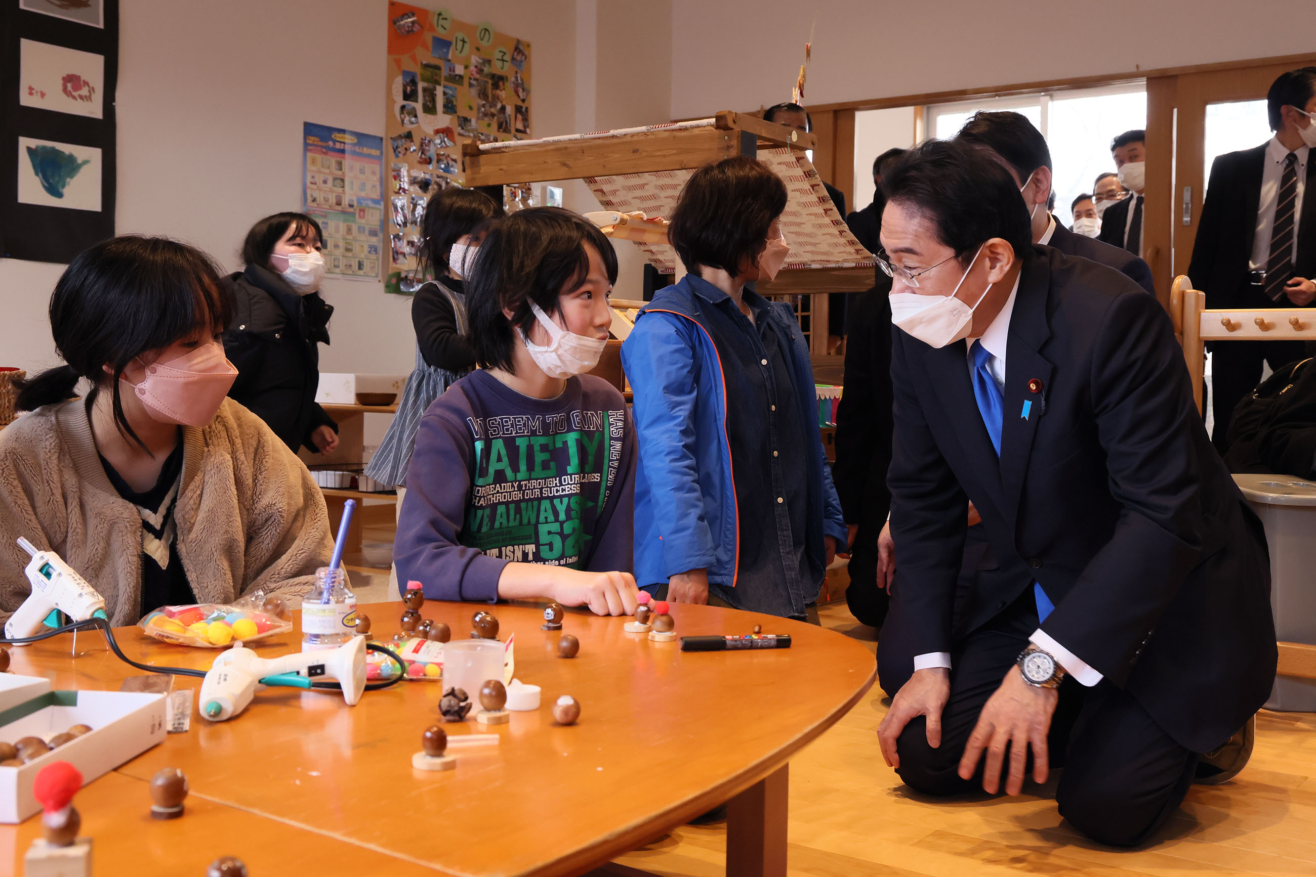 Prime Minister Kishida visiting Nagi Child Home (1)