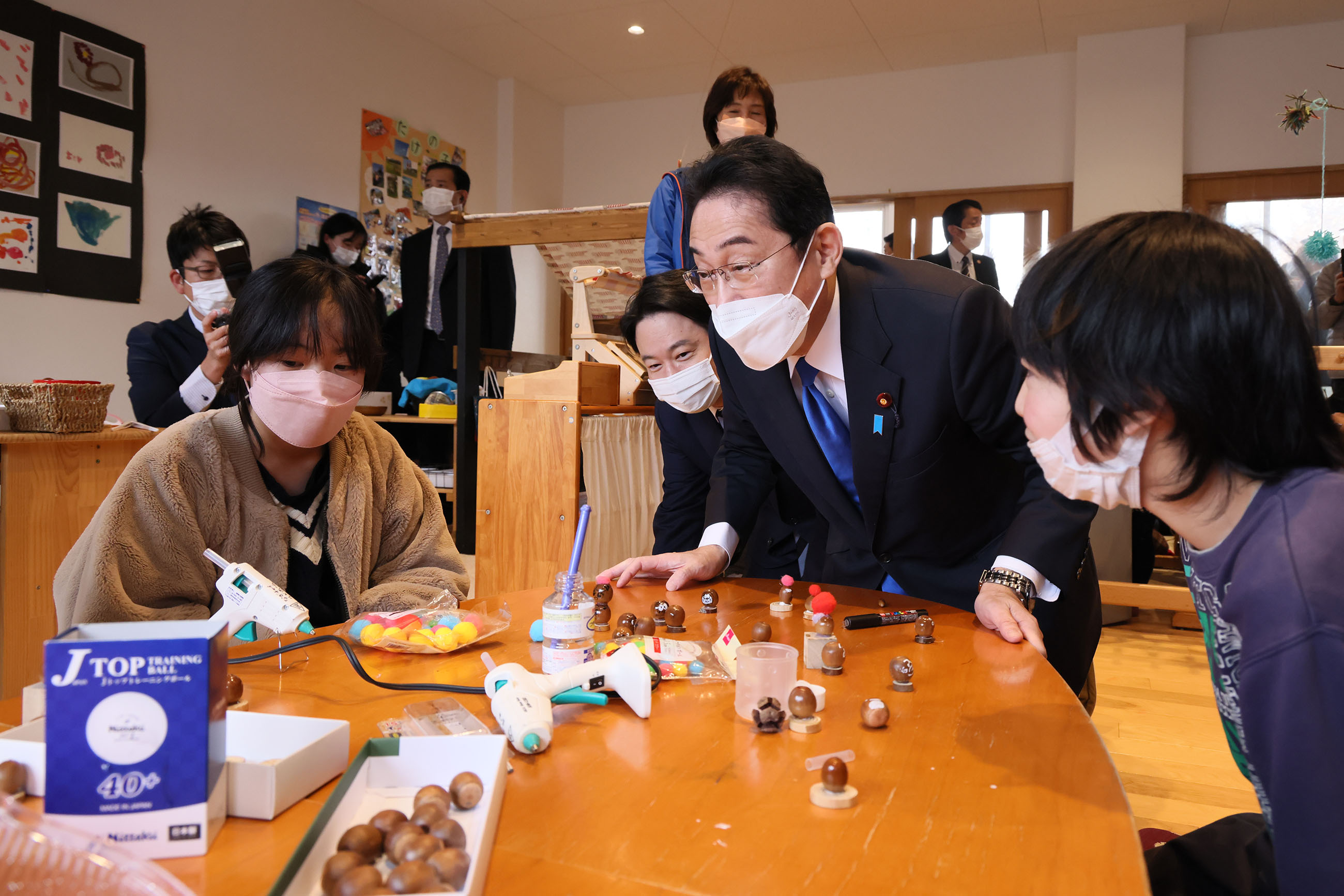 Prime Minister Kishida visiting Nagi Child Home (2)