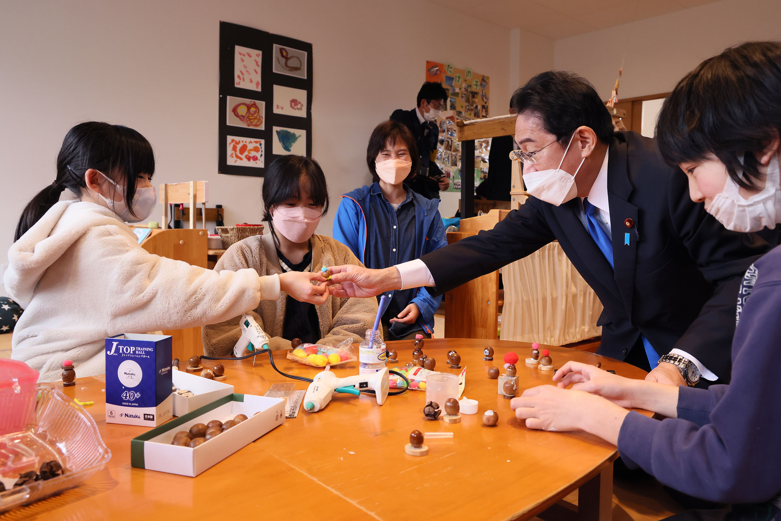 Prime Minister Kishida visiting Nagi Child Home (3)