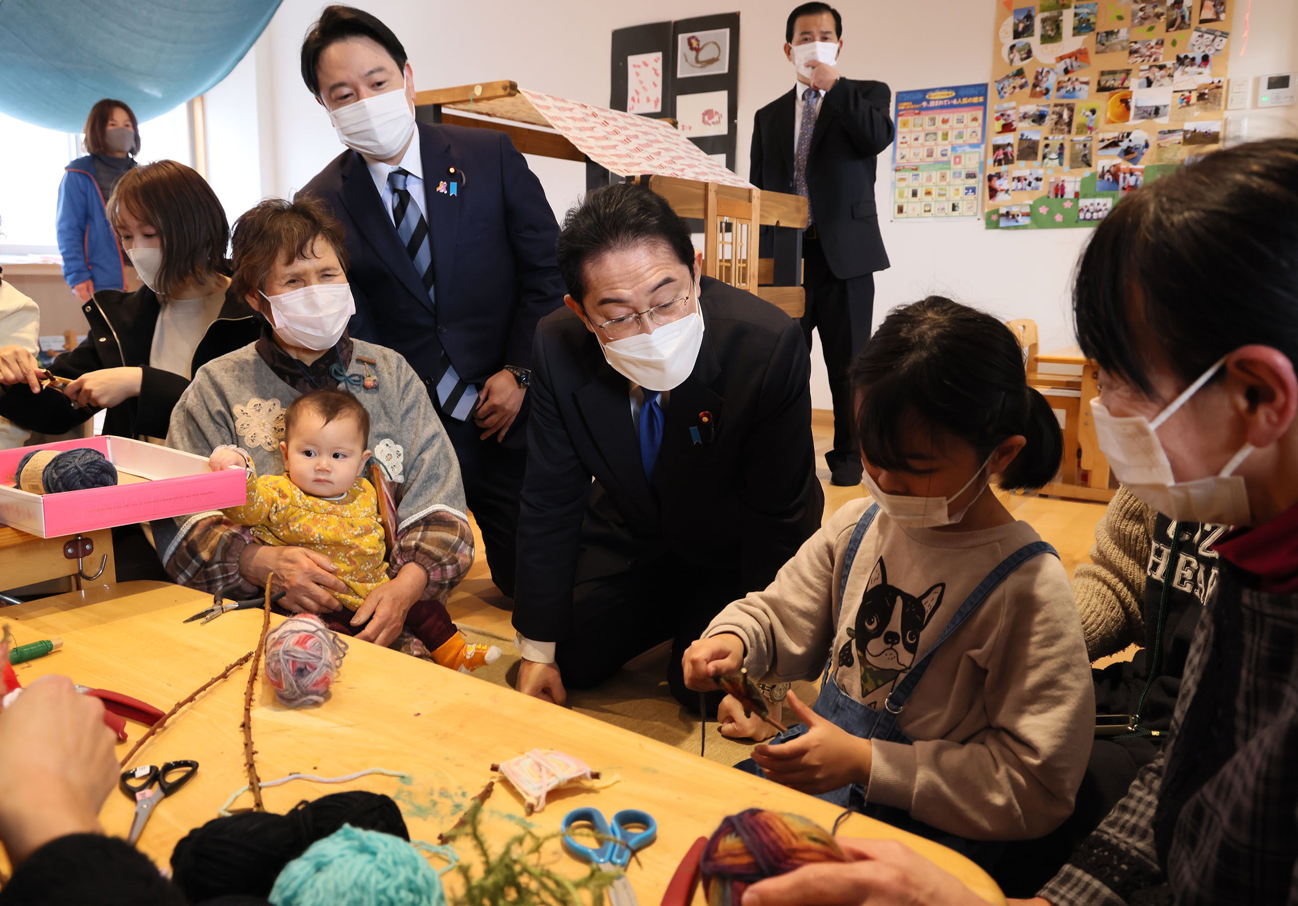 Prime Minister Kishida visiting Nagi Child Home (4)