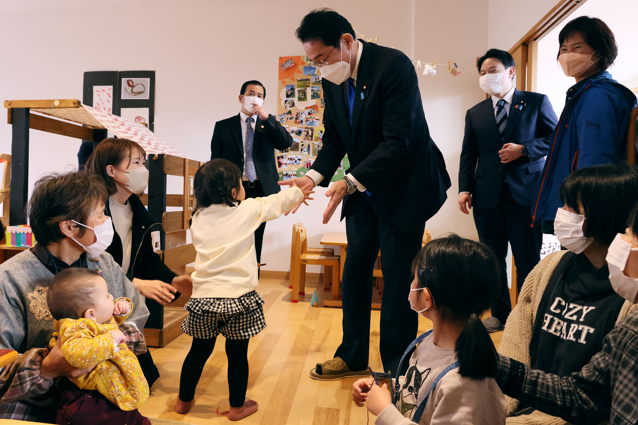 Prime Minister Kishida visiting Nagi Child Home (5)