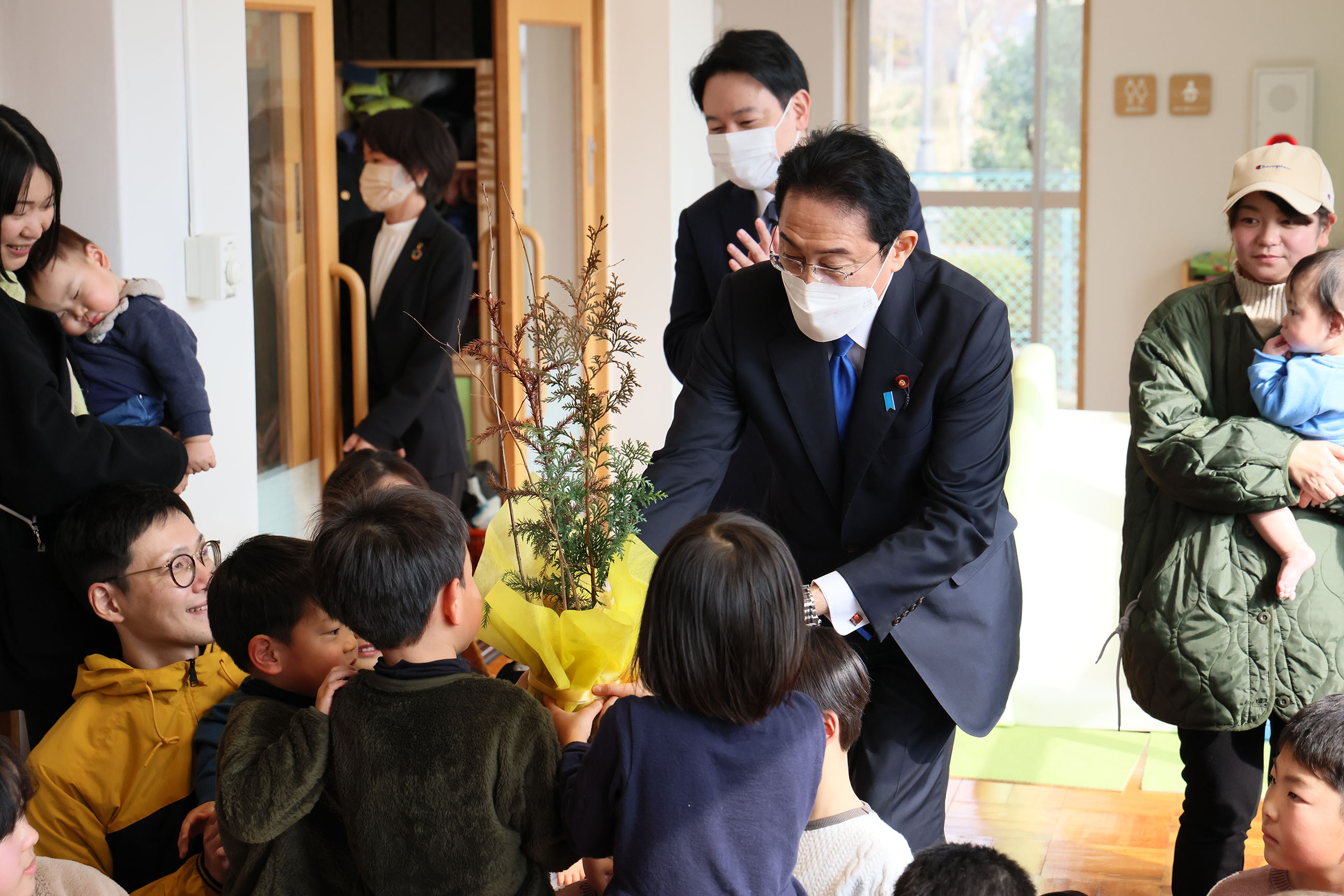 Prime Minister Kishida visiting Nagi Child Home (6)