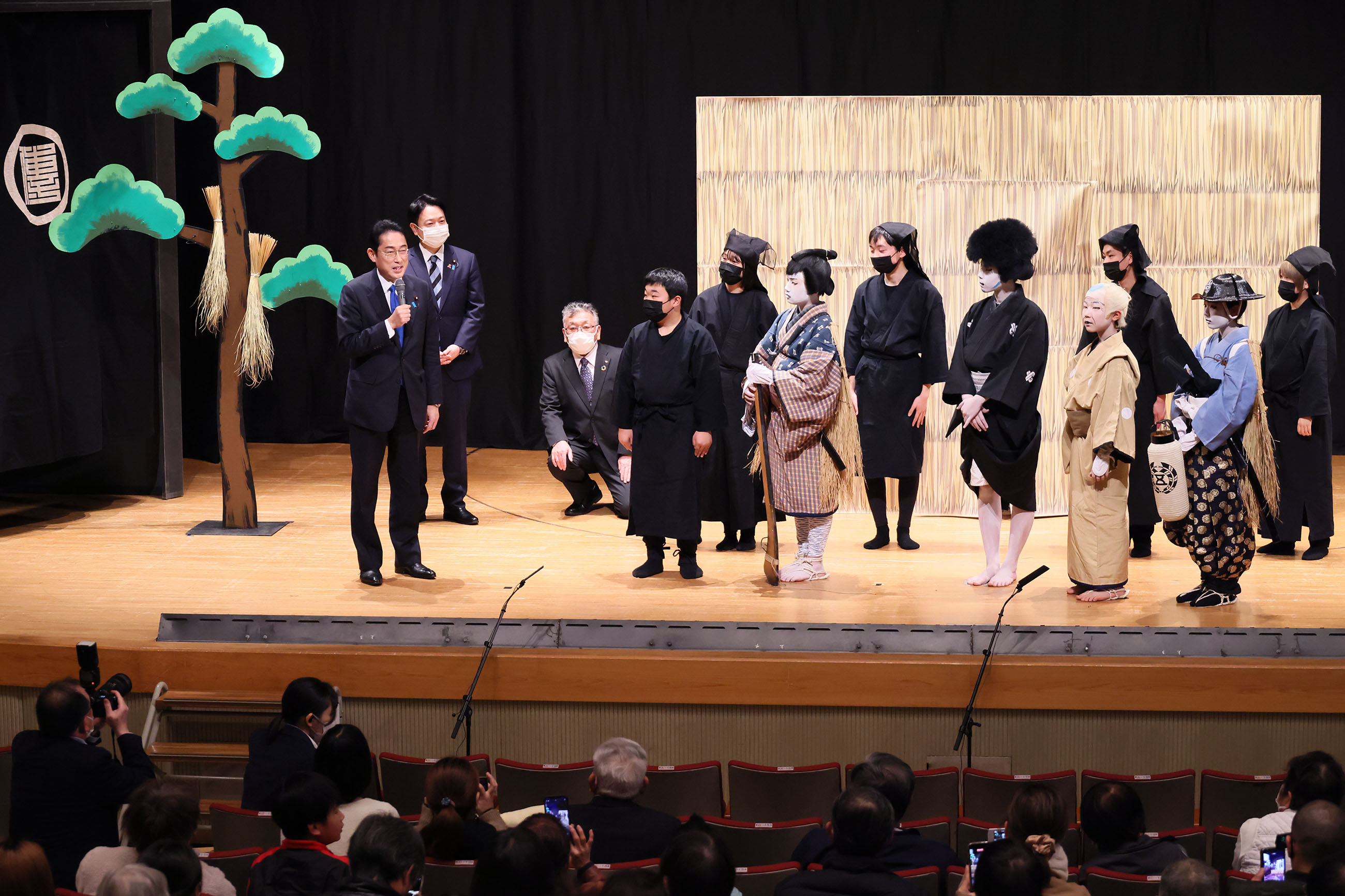 Prime Minister Kishida watching a kabuki performance by children (3)