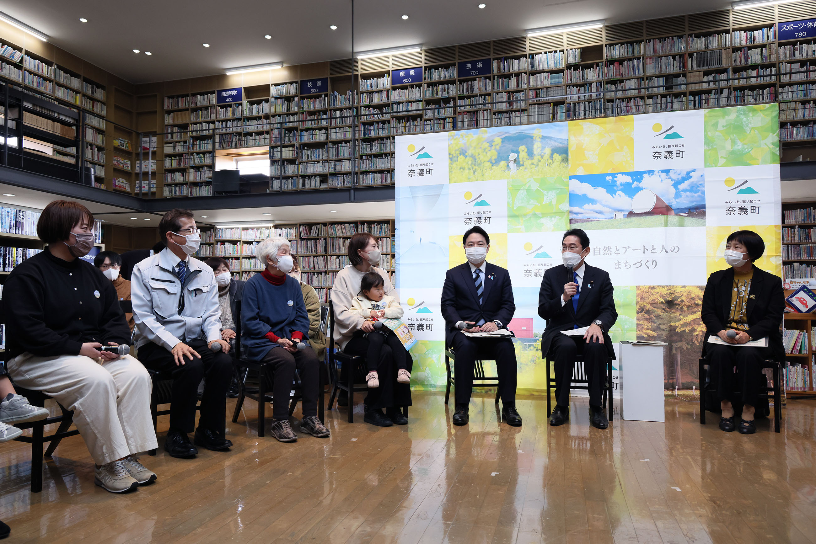 Prime Minster Kishida talking with participants in a public dialogue on policies related to children (2)