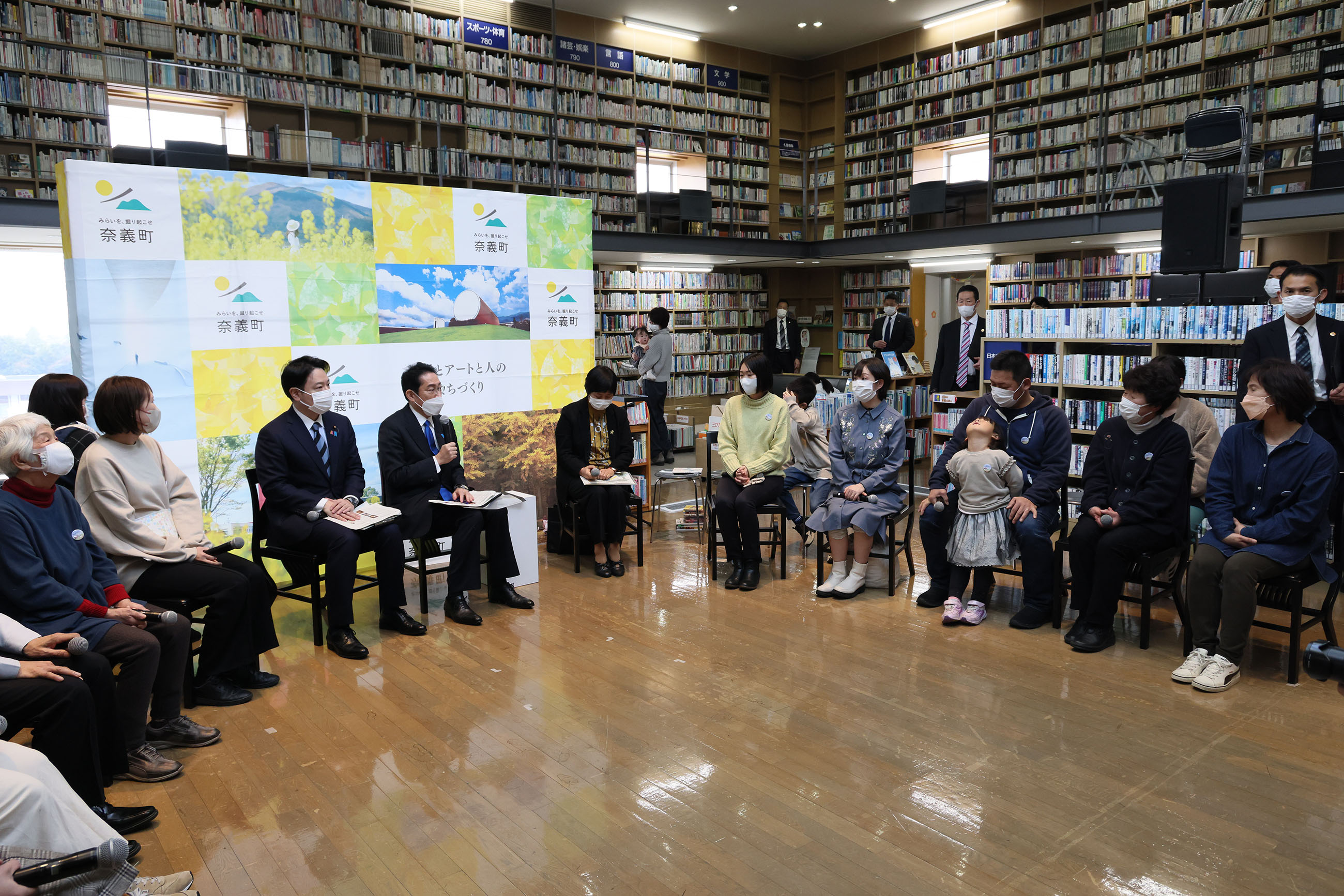 Prime Minster Kishida talking with participants in a public dialogue on policies related to children (3)