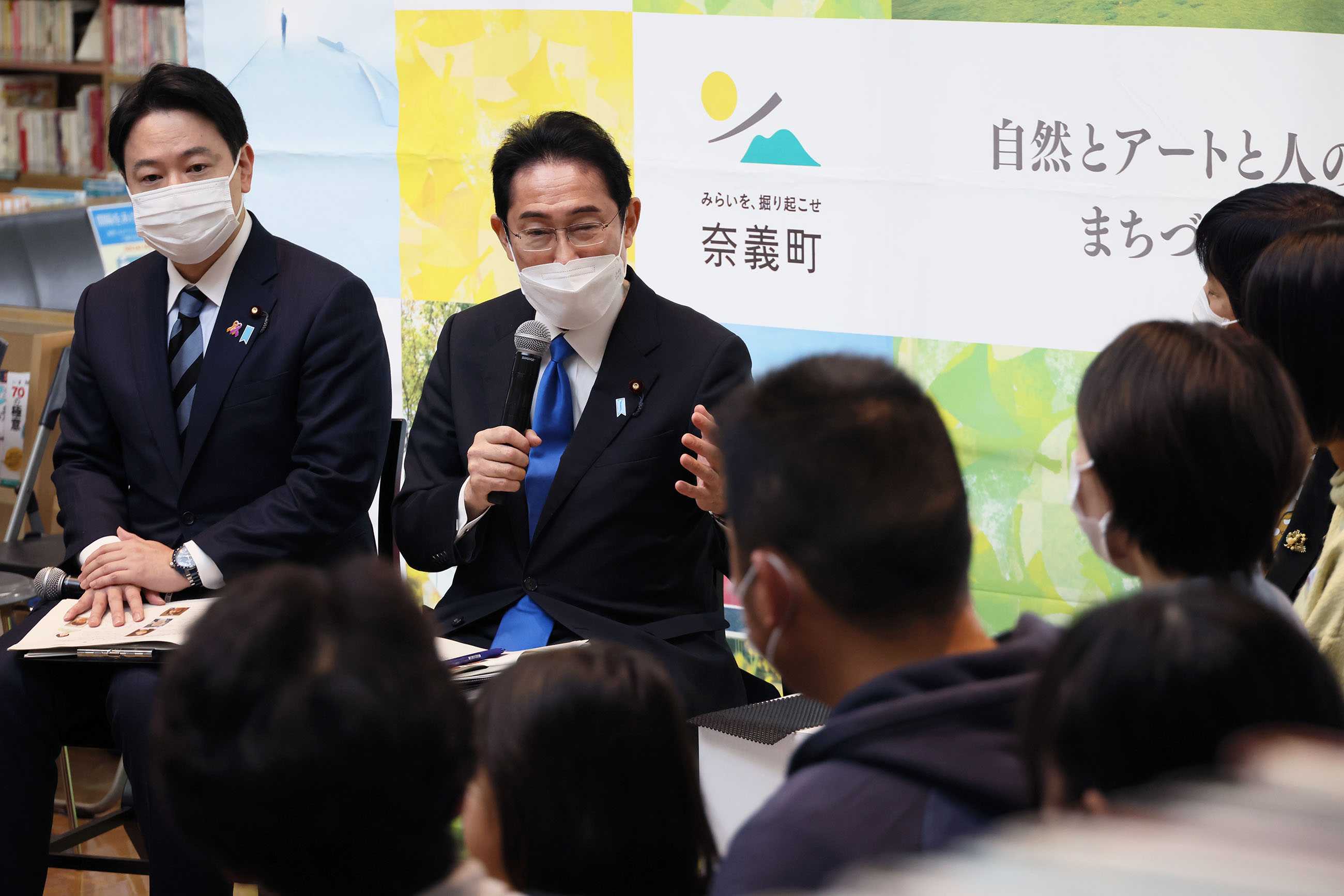 Prime Minster Kishida talking with participants in a public dialogue on policies related to children (4)