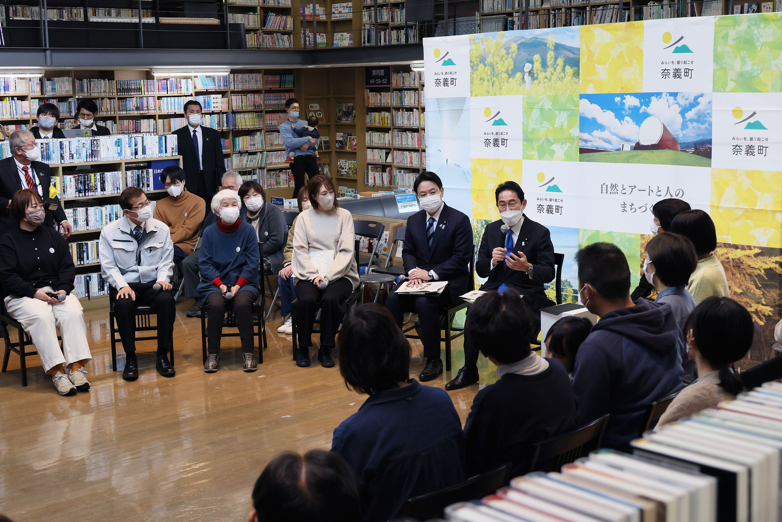 Prime Minster Kishida talking with participants in a public dialogue on policies related to children (5)