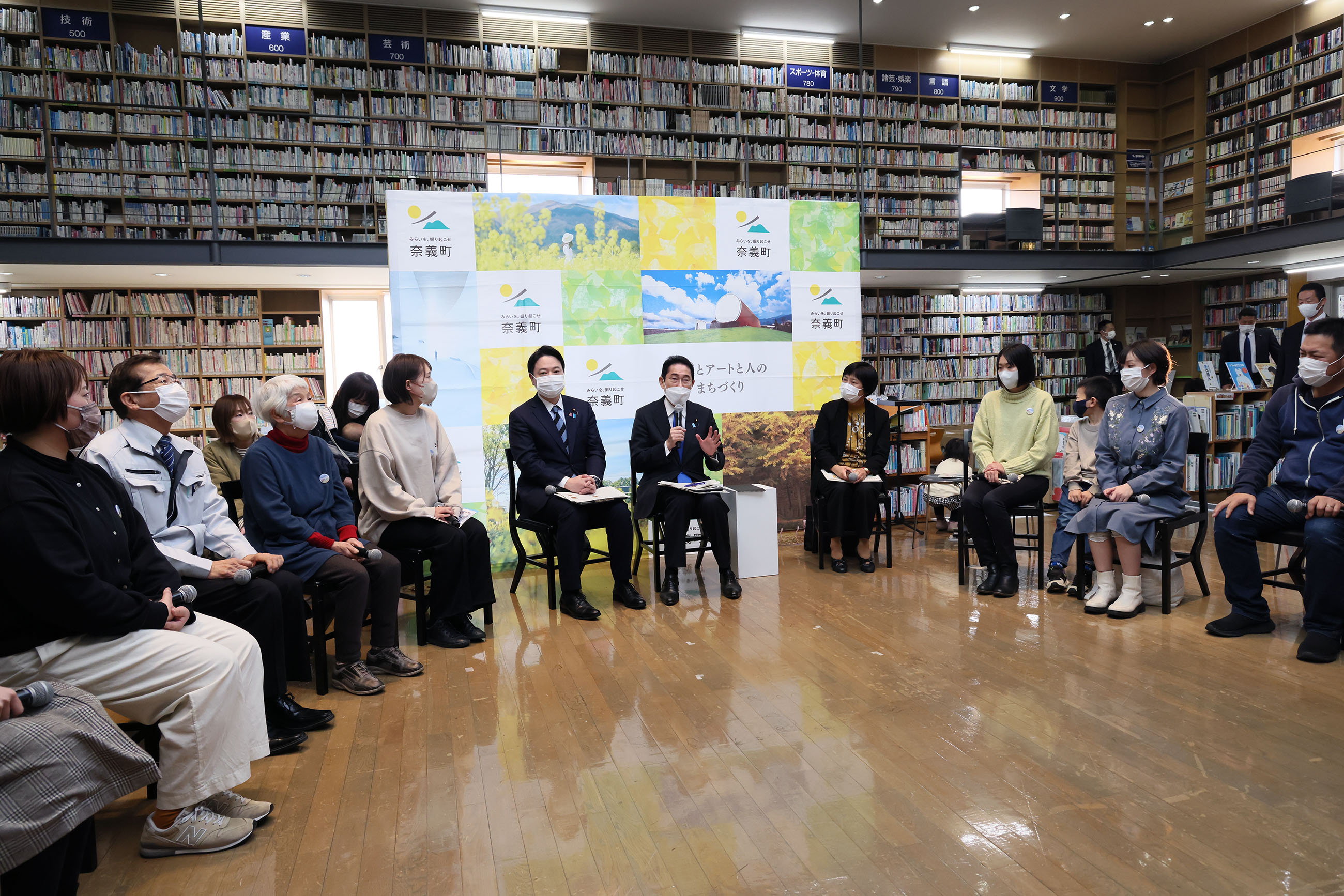 Prime Minster Kishida talking with participants in a public dialogue on policies related to children (7)