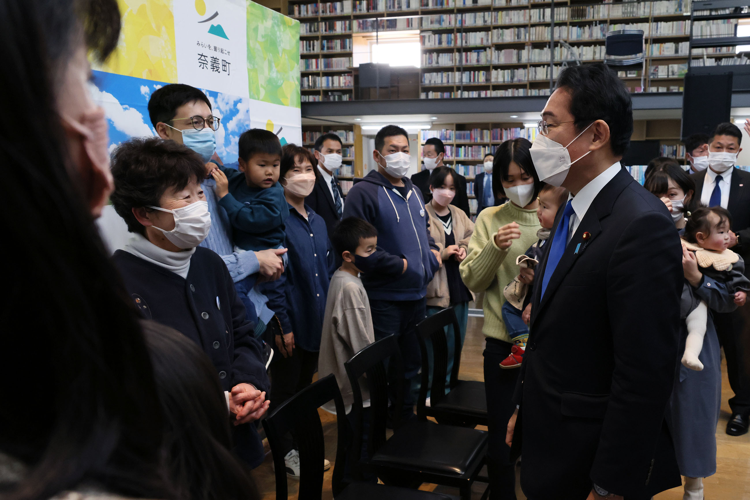 Prime Minster Kishida talking with participants in a public dialogue on policies related to children (8)