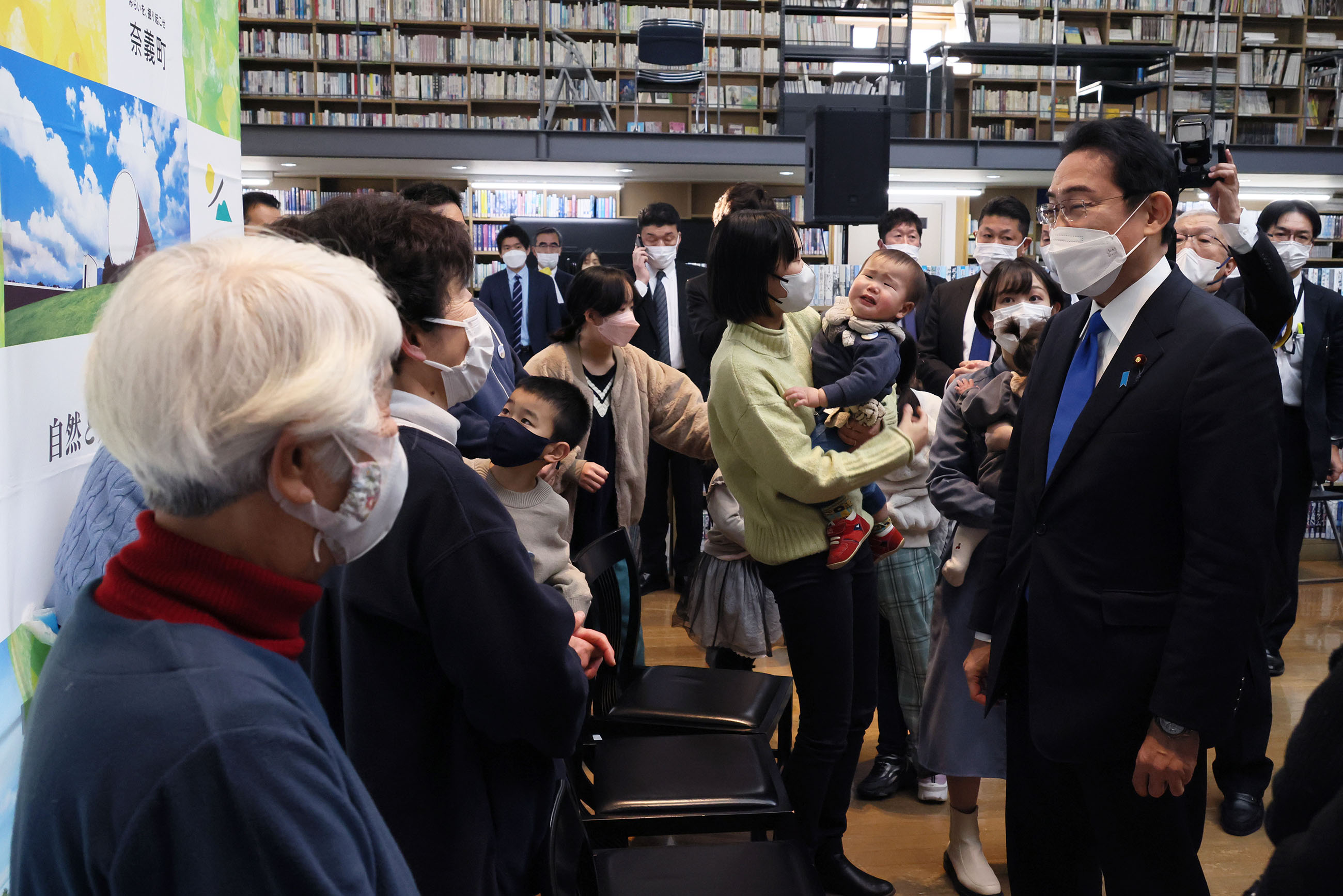Prime Minster Kishida talking with participants in a public dialogue on policies related to children (9)