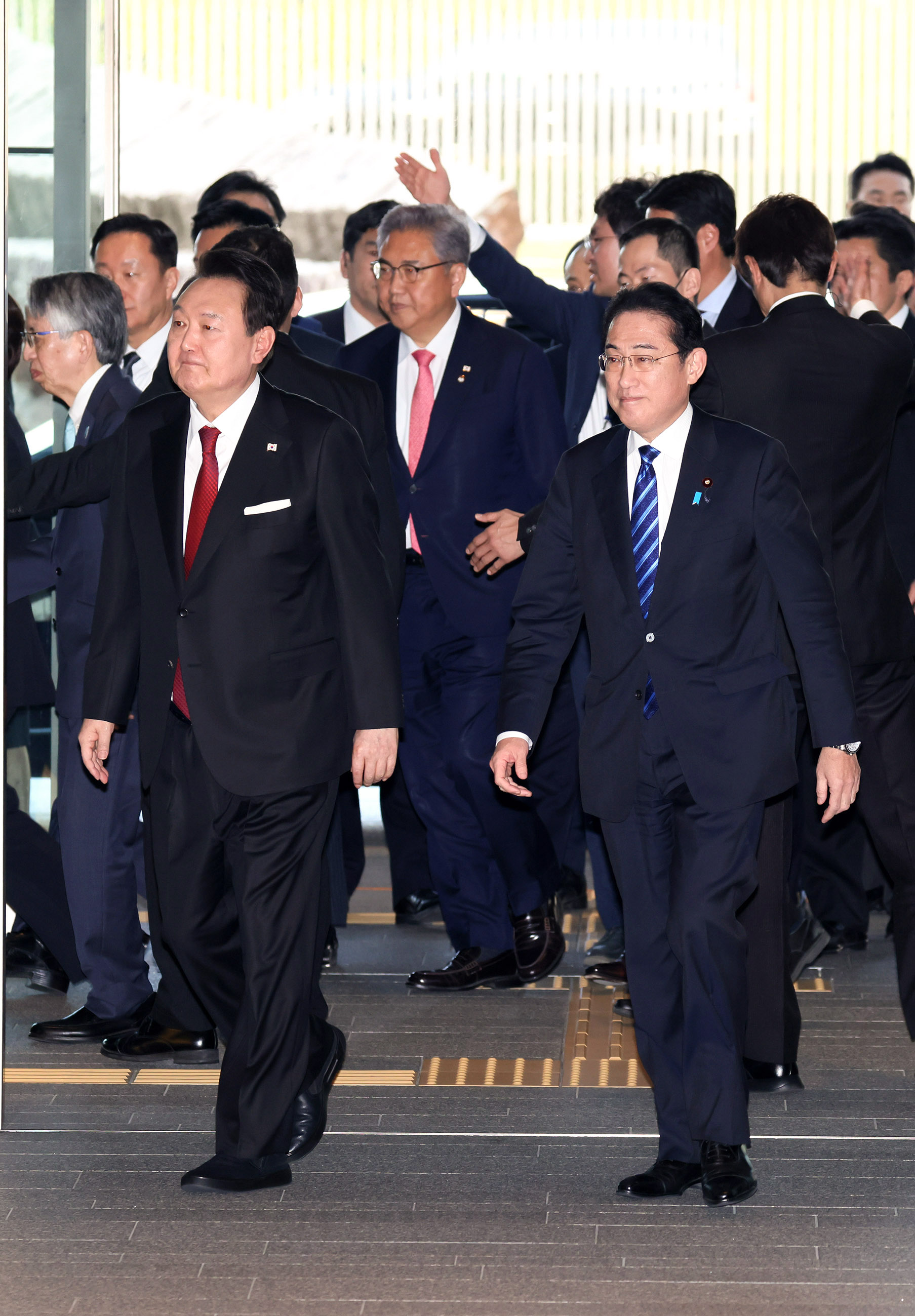 Japan-ROK summit meeting (small-group meeting)