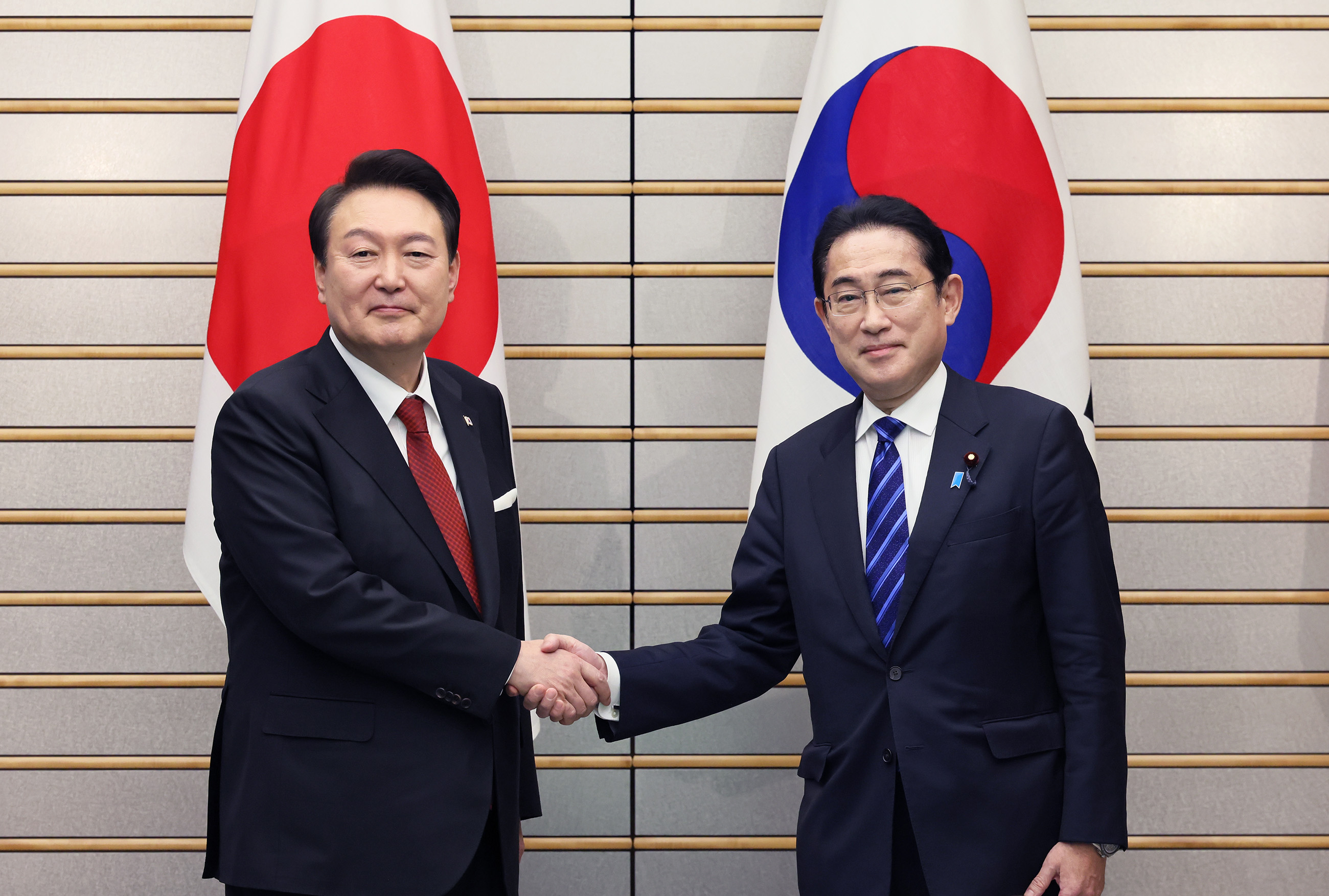 Japan-ROK summit meeting (plenary meeting) (2)
