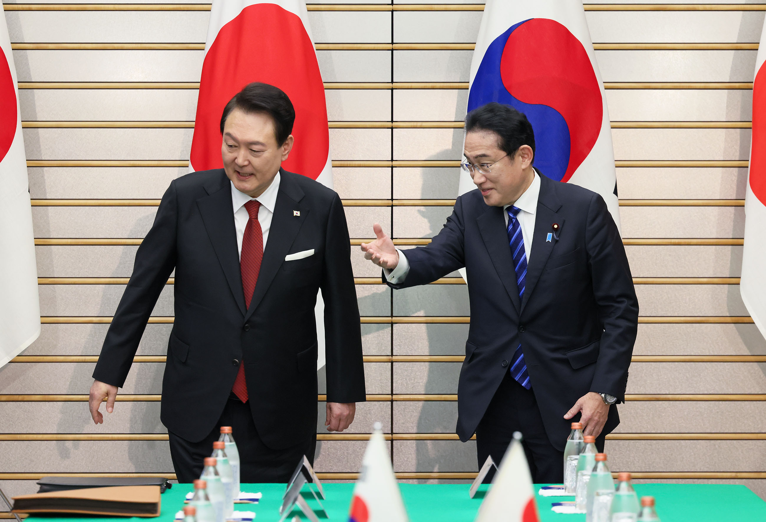 Japan-ROK summit meeting (plenary meeting) (4)