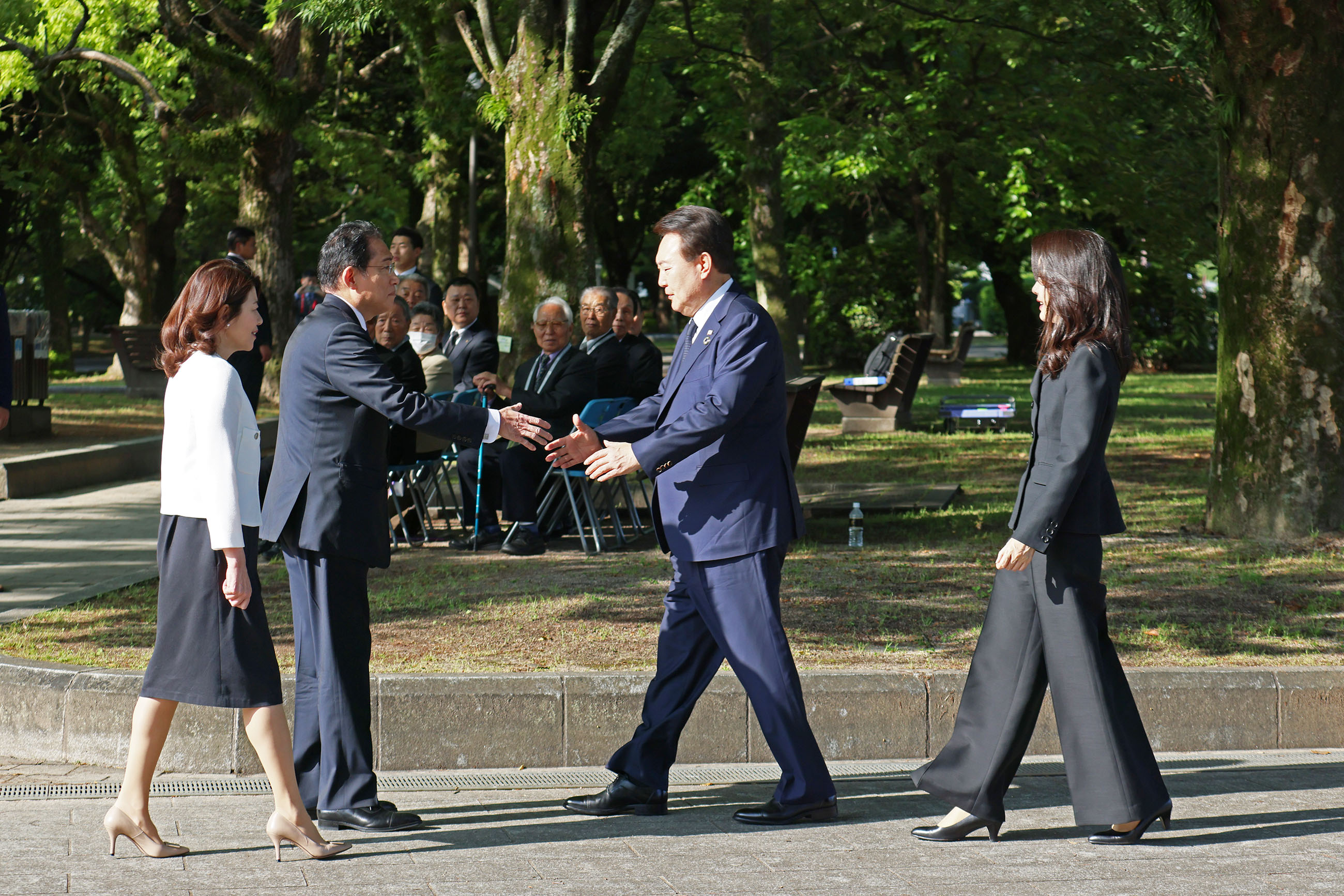 Leaders shaking hands (1)
