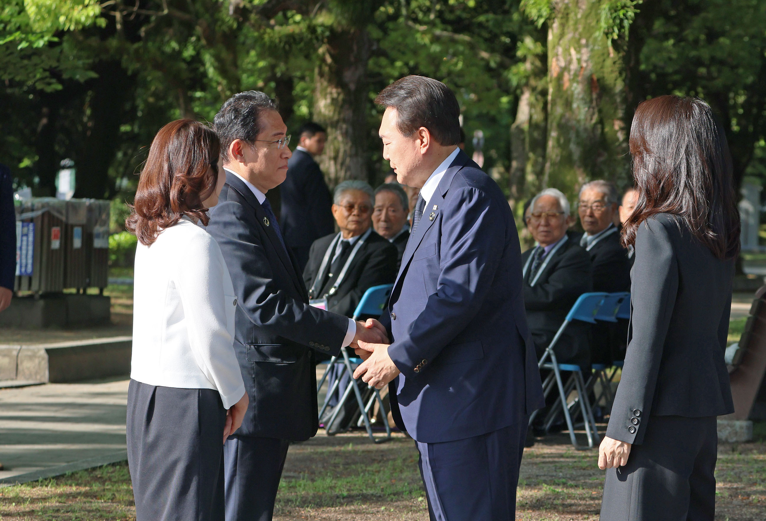 Leaders shaking hands (2)