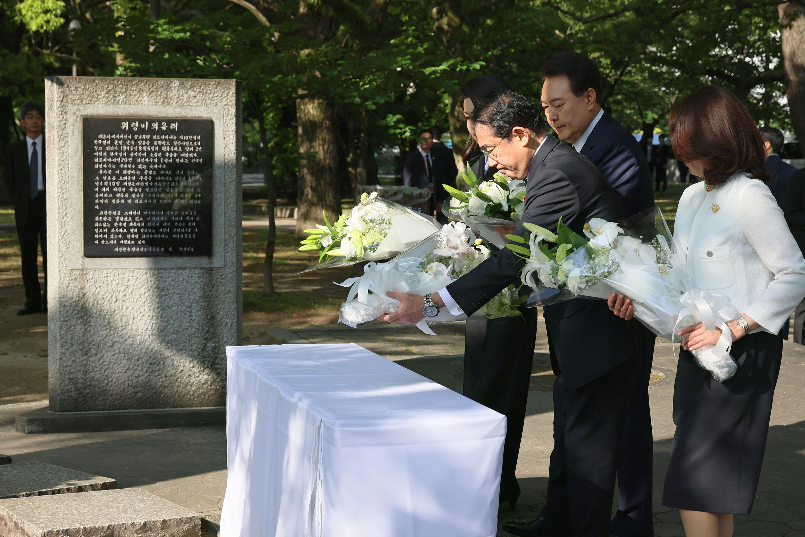 Prime Minister Kishida laying flowers at the Cenotaph for the ROK Atomic Bomb Victims (2)