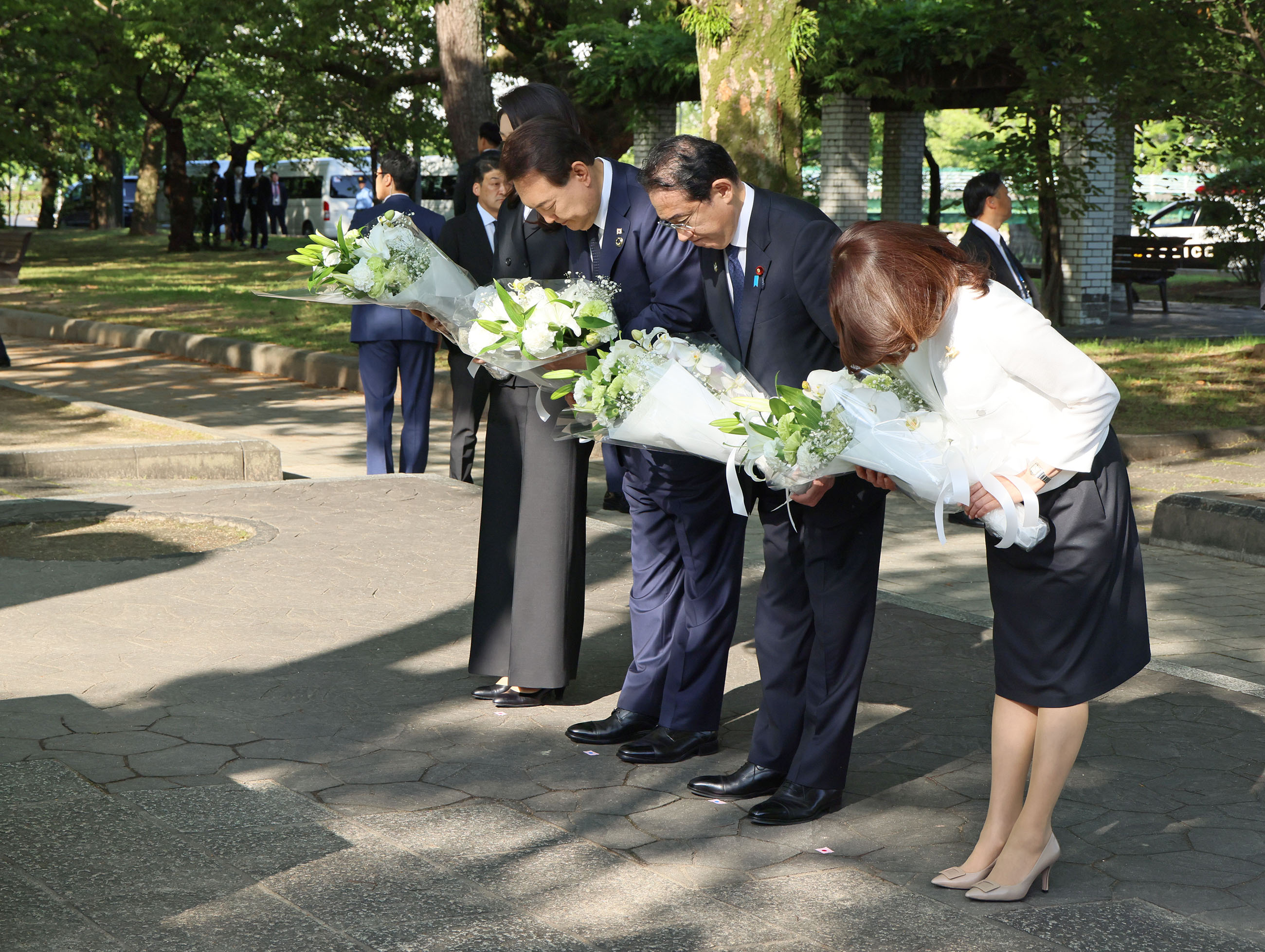 Prime Minister Kishida laying flowers at the Cenotaph for the ROK Atomic Bomb Victims (3)