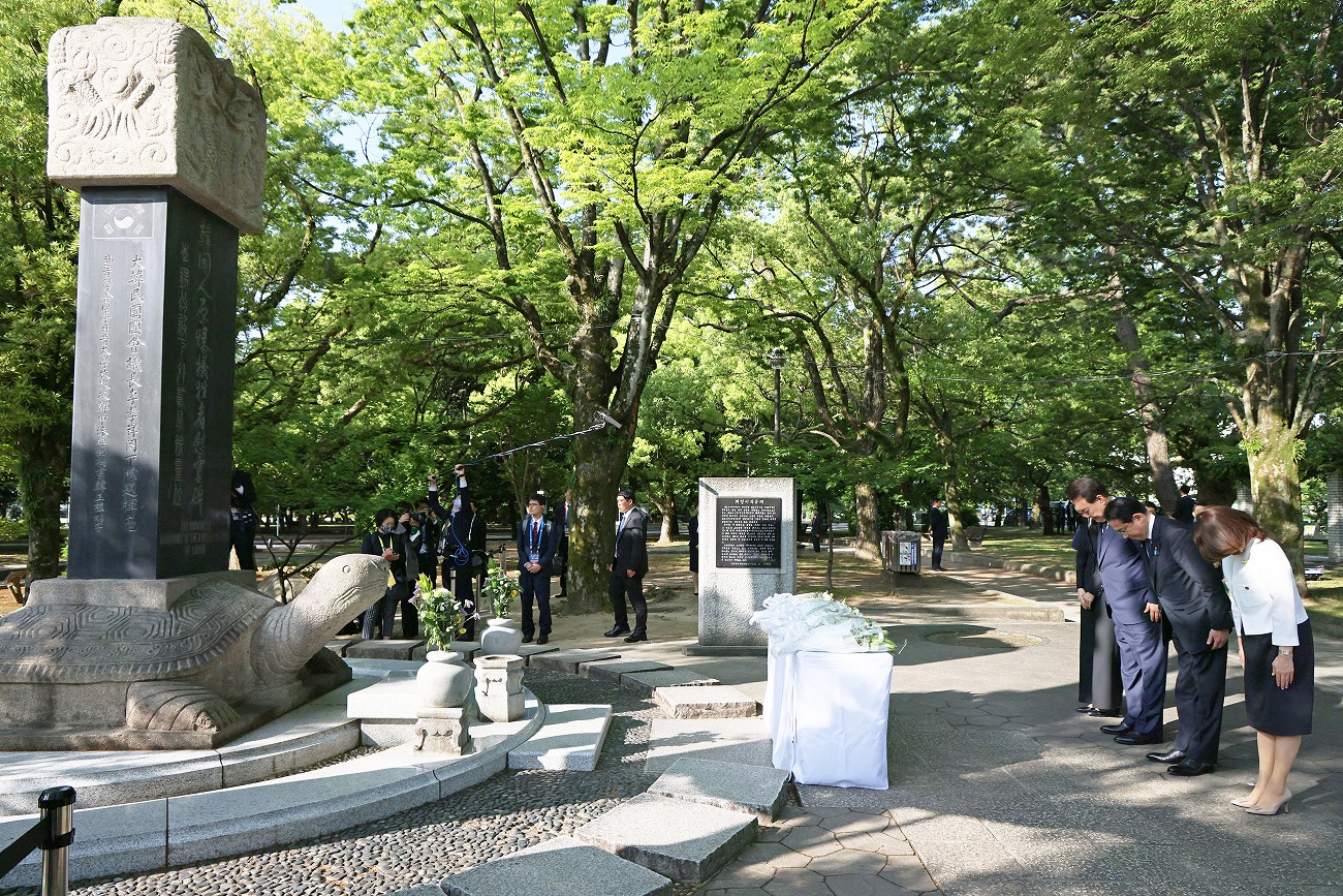 Prime Minister Kishida laying flowers at the Cenotaph for the ROK Atomic Bomb Victims (4)