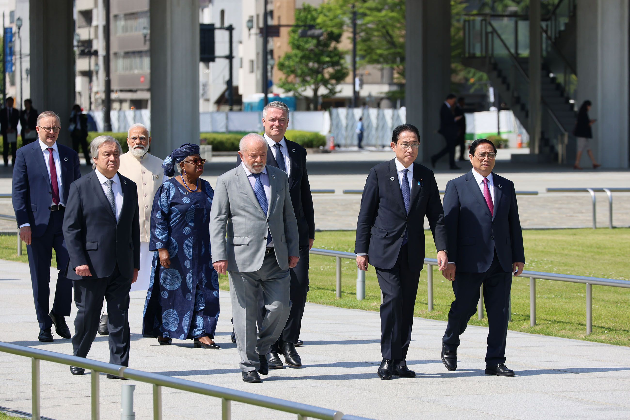 Prime Minister Kishida heading to the Cenotaph for the Atomic Bomb Victims (1)