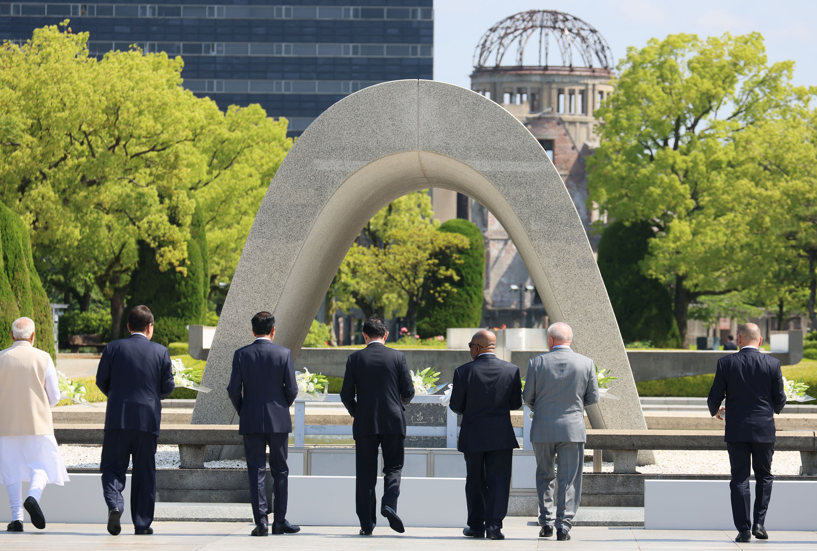 Prime Minister Kishida laying flowers at the Cenotaph for the Atomic Bomb Victims (2)