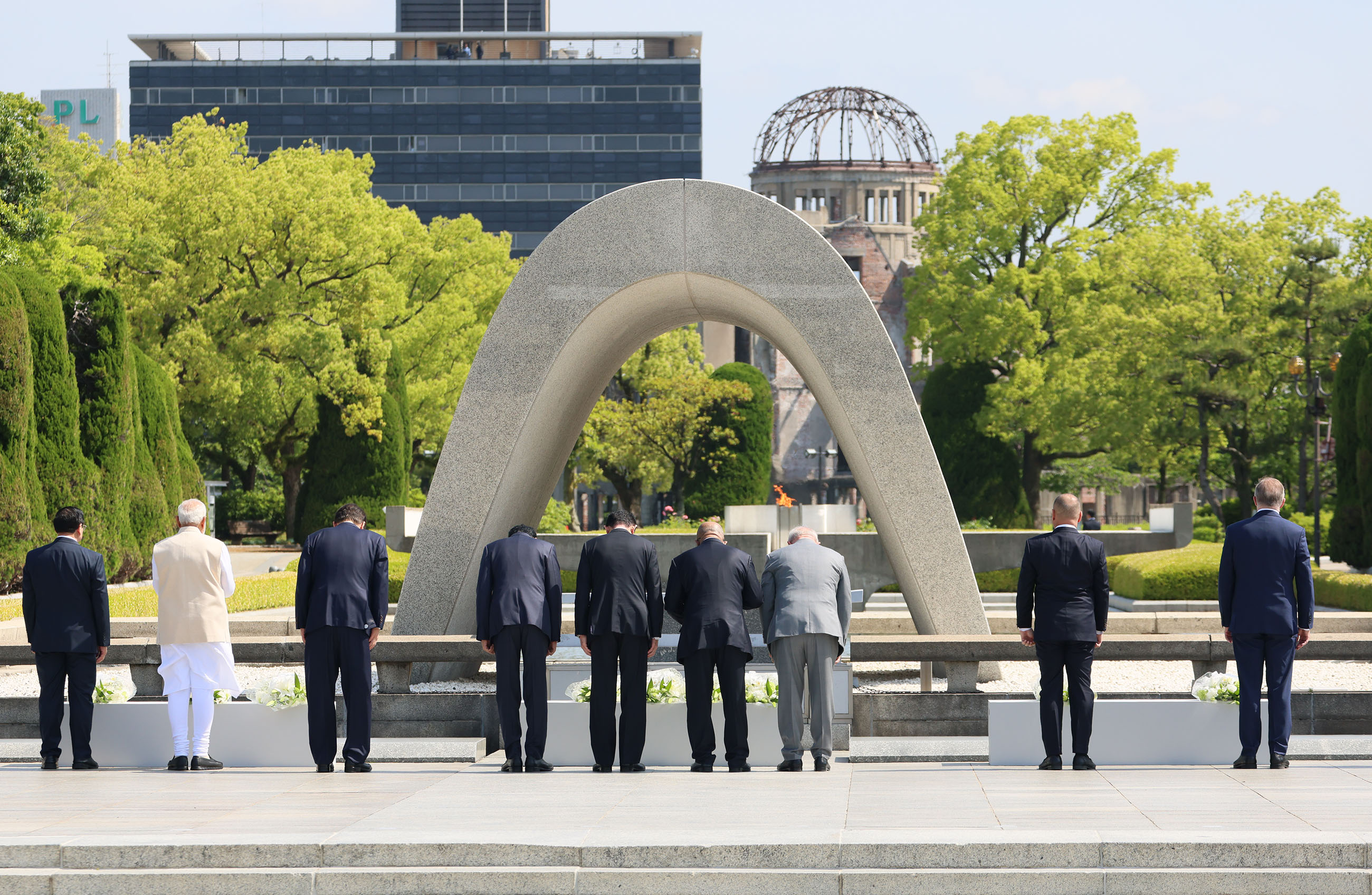 Prime Minister Kishida laying flowers at the Cenotaph for the Atomic Bomb Victims (3)