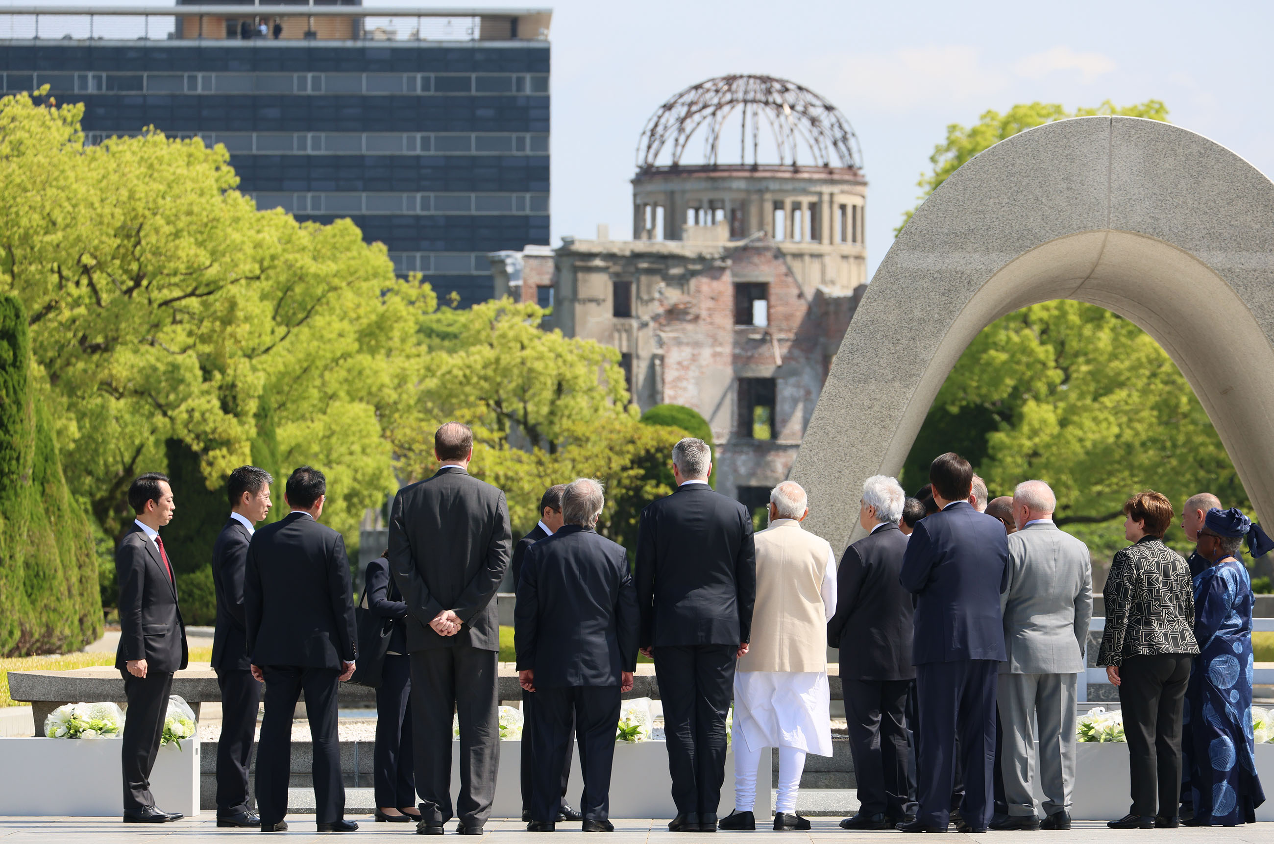 Prime Minister Kishida laying flowers at the Cenotaph for the Atomic Bomb Victims (6)