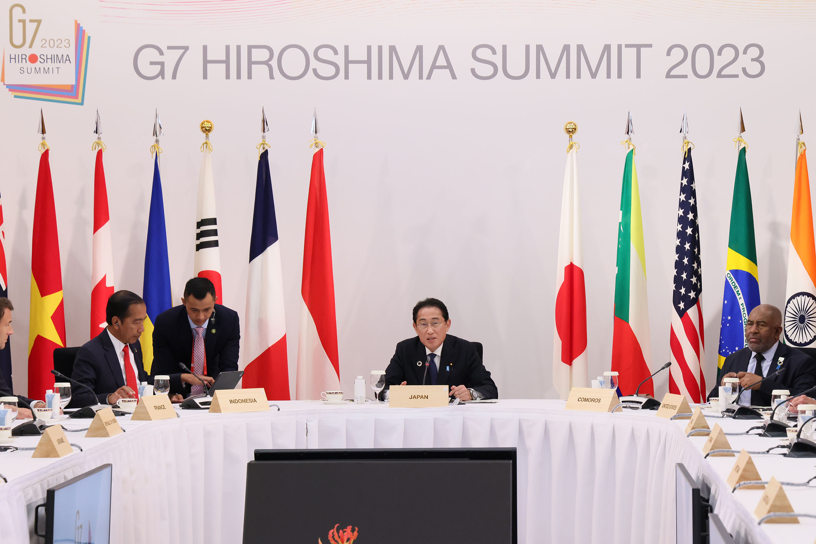 Prime Minister Kishida making a statement at Session 9 (4)