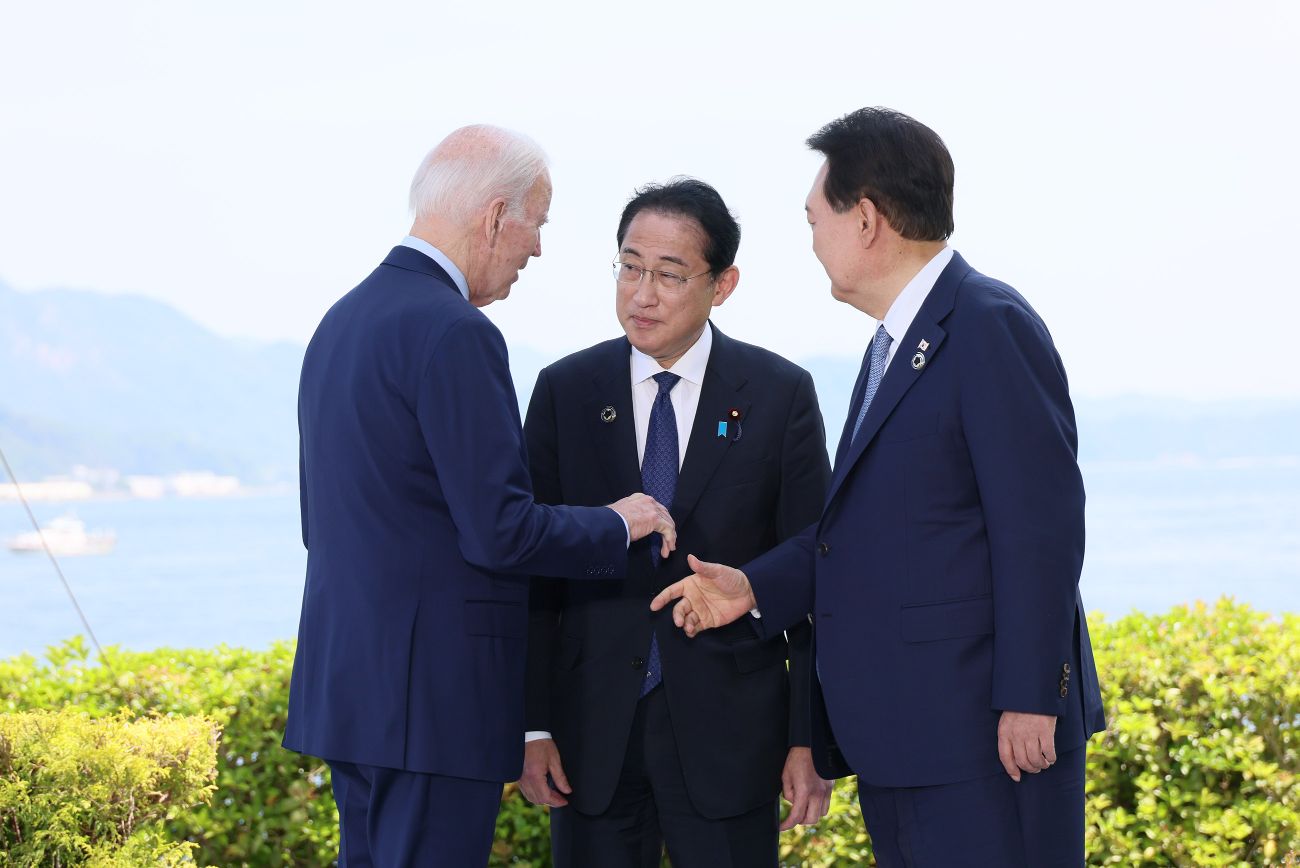 Exchange of views among Japan-U.S.-ROK leaders (1)